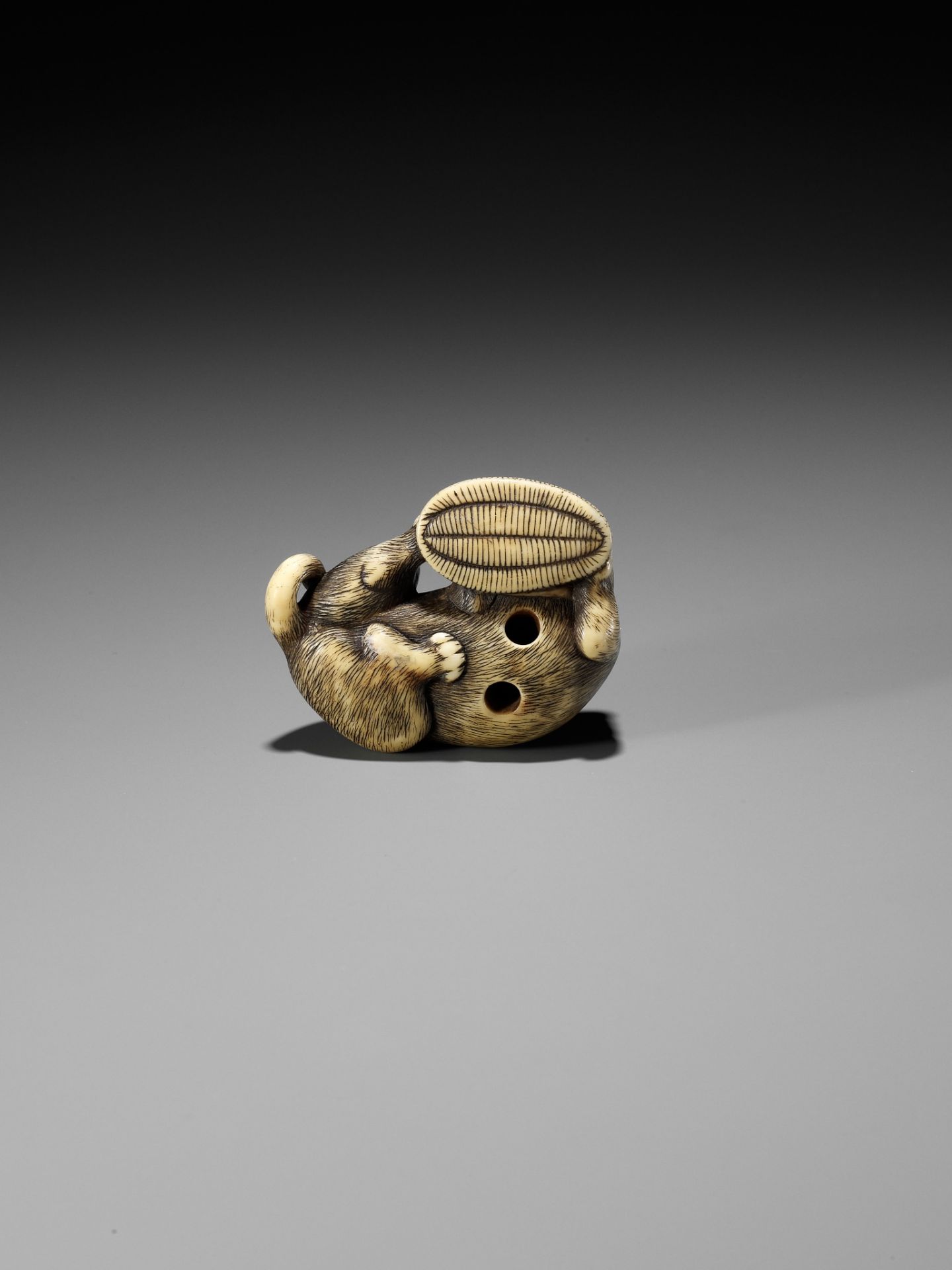 A FINE OSAKA SCHOOL IVORY NETSUKE OF A PUPPY PLAYING WITH A SANDAL (WARAJI) - Bild 2 aus 10