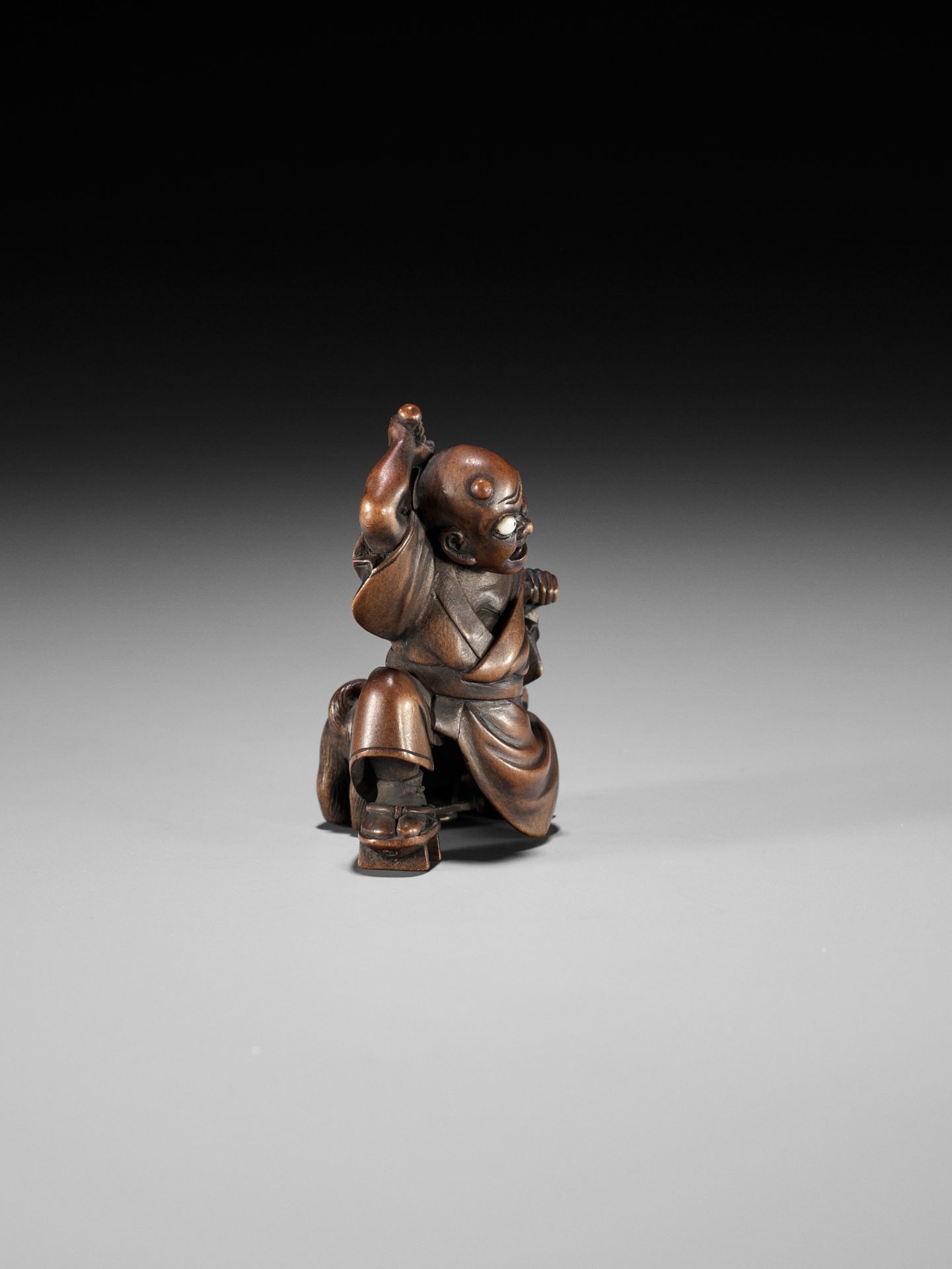 SHOKO: AN AMUSING WOOD NETSUKE OF A BLINDMAN AND PUPPY - Bild 9 aus 12