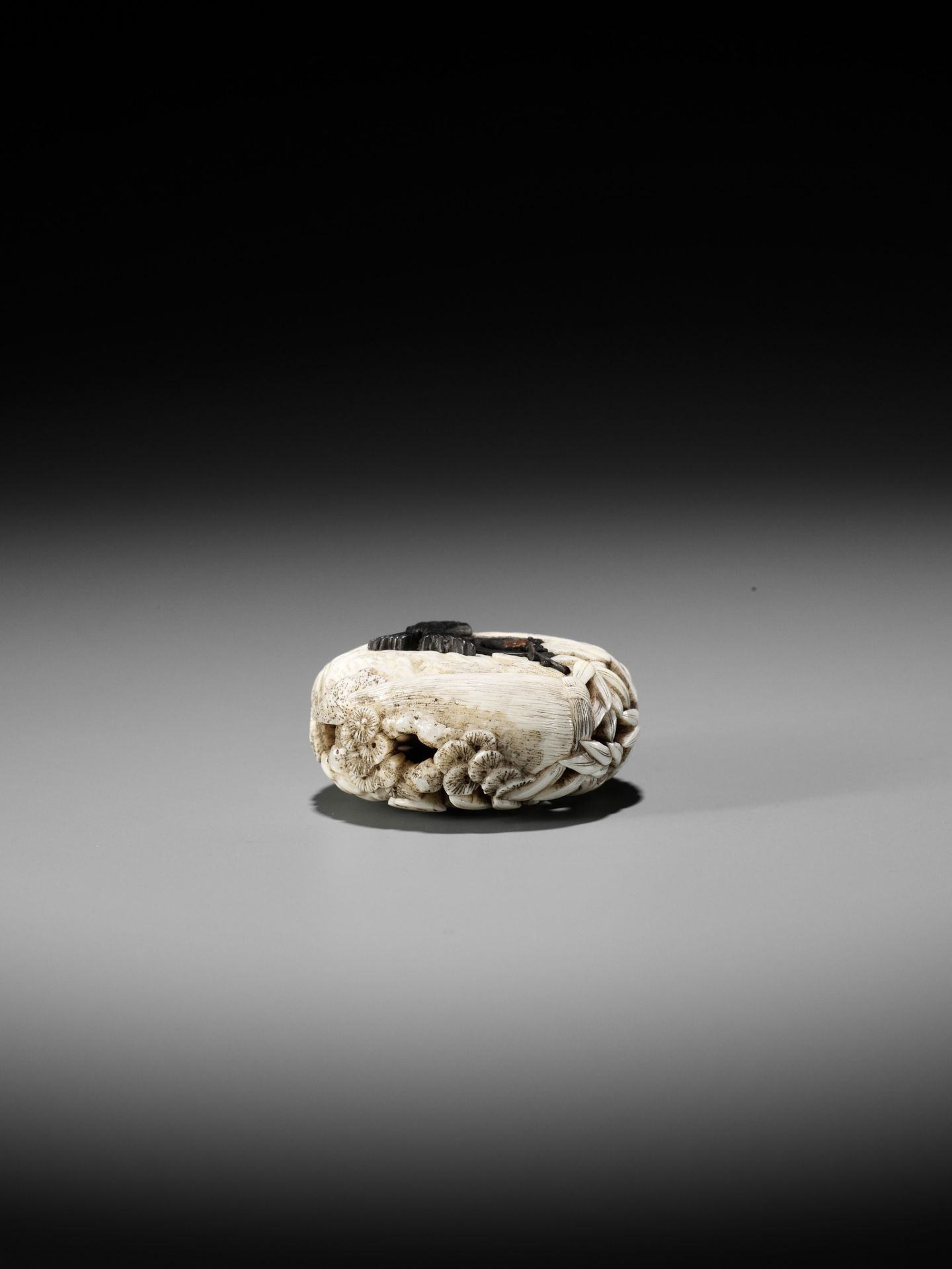 KO: AN INLAID WALRUS IVORY RYUSA MANJU NETSUKE WITH DEPICTING THE THREE FRIENDS OF WINTER - Image 8 of 12