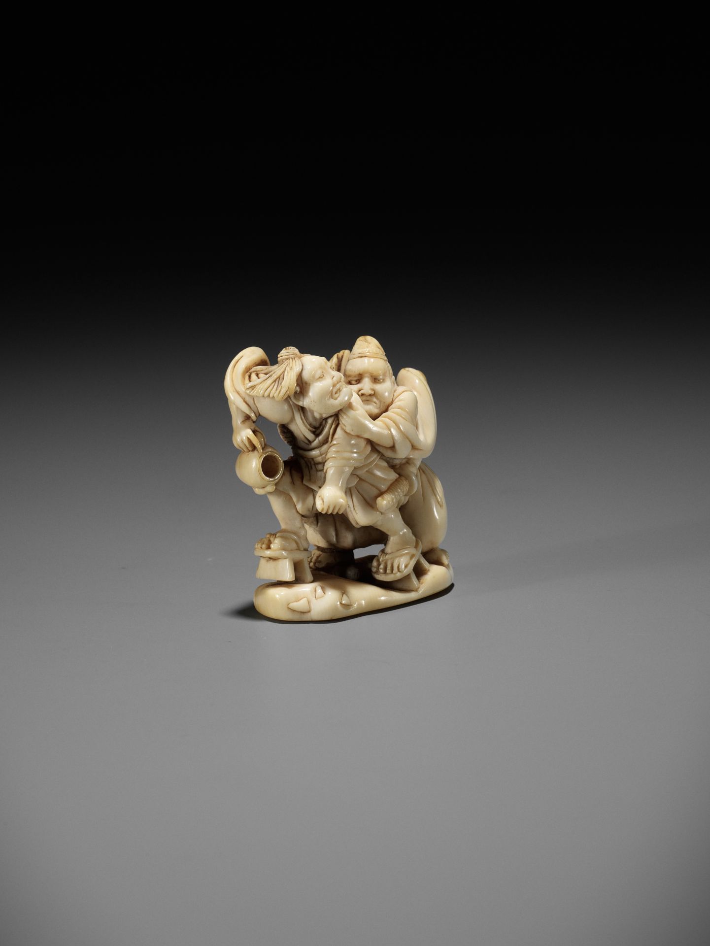 AN EARLY IVORY NETSUKE OF TAIRA NO TADAMORI CAPTURING THE OIL THIEF - Image 9 of 11