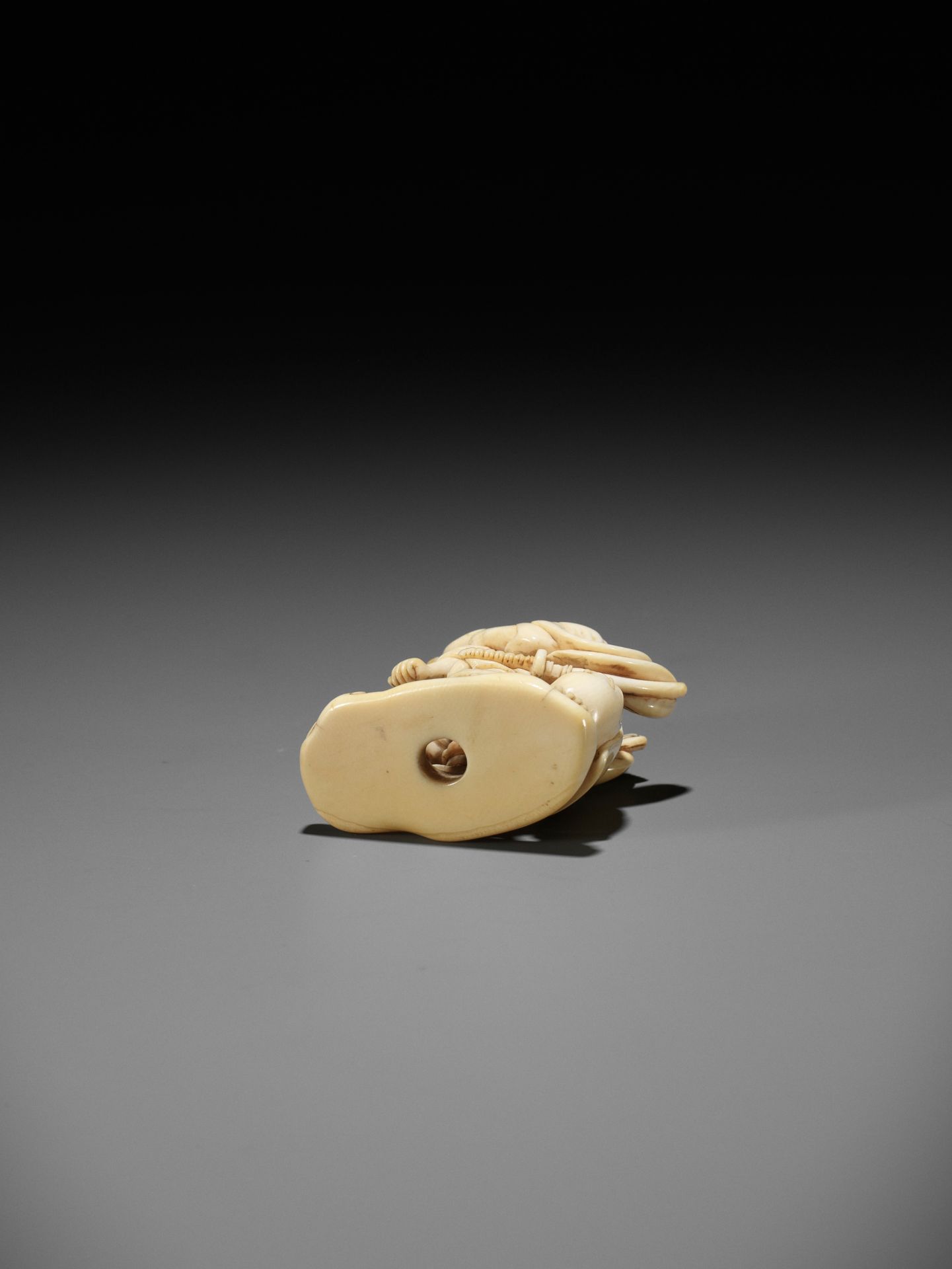 AN EARLY IVORY NETSUKE OF TAIRA NO TADAMORI CAPTURING THE OIL THIEF - Image 10 of 11