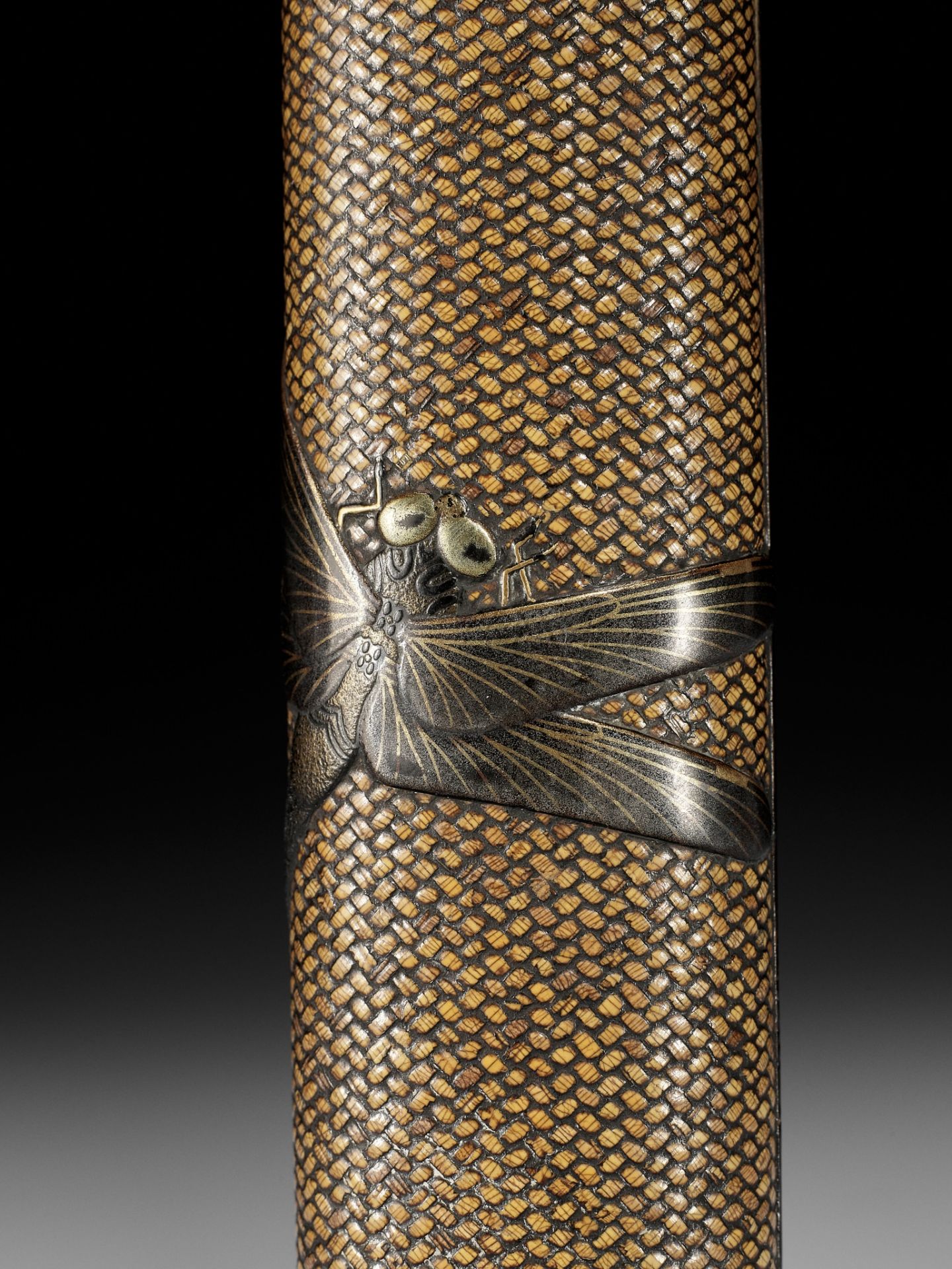 A FINE RATTAN AND LACQUER KISERUZUTSU WITH DRAGONFLIES - Image 3 of 9