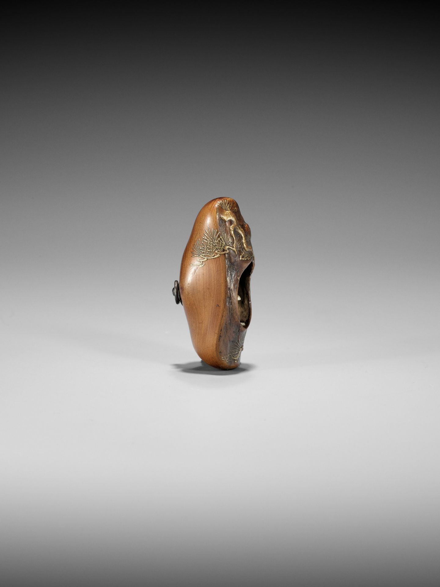 TOYO: A RARE AND UNUSUAL LACQUERED ROOT WOOD NETSUKE OF A SNAKE INSIDE A PINE TREE - Bild 6 aus 10