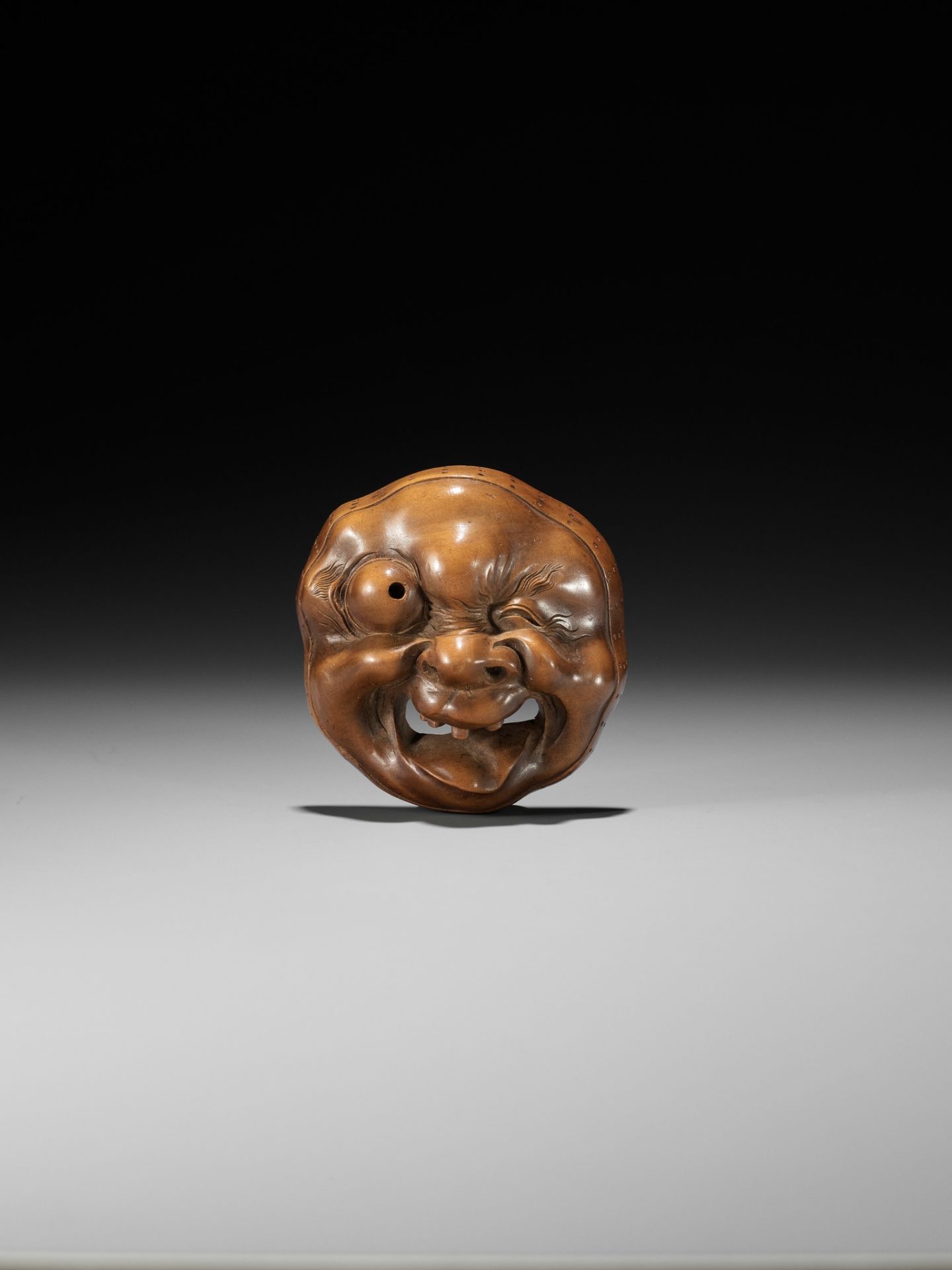 A LARGE AND SUPERB WOOD MASK NETSUKE OF A GROTESQUELY GRIMACING MAN, ATTRIBUTED TO KOKEISAI SANSHO - Bild 2 aus 12