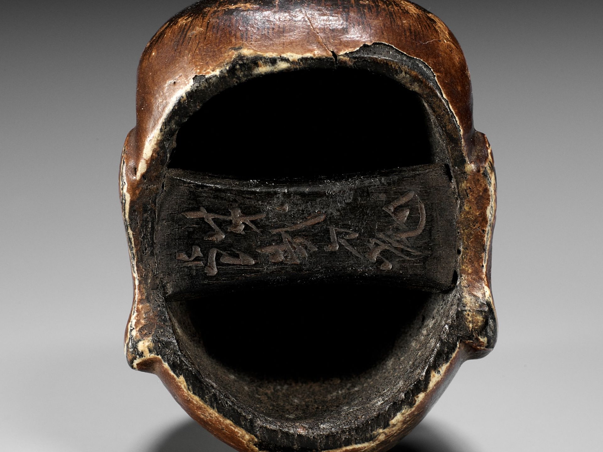 A LACQUERED WOOD GIGAKU MASK NETSUKE OF CHIDO - Image 10 of 12