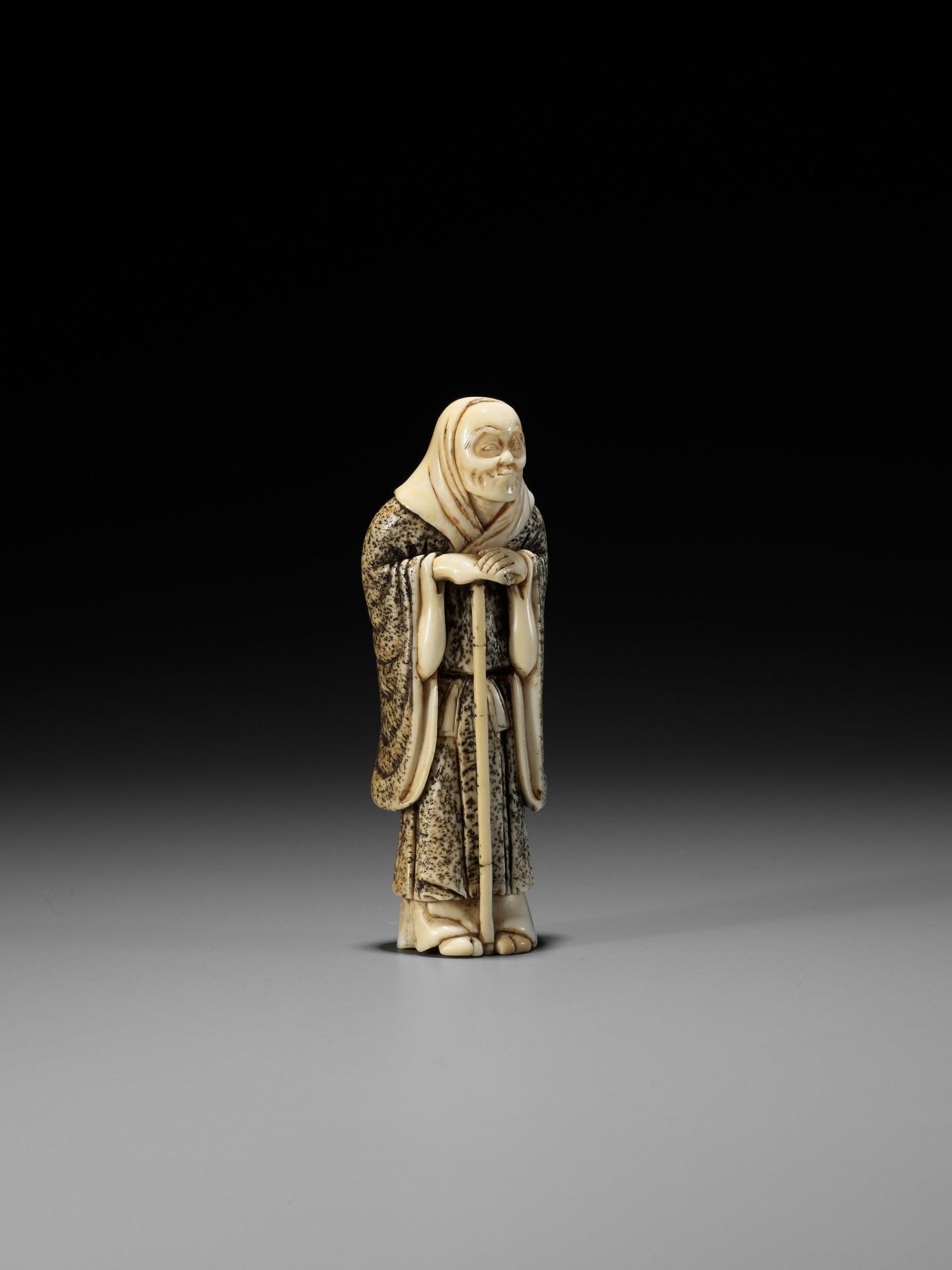 A RARE IVORY NETSUKE OF AN ACTOR IN THE ROLE OF THE FOX PRIEST (HAKUZOSU) - Image 10 of 13