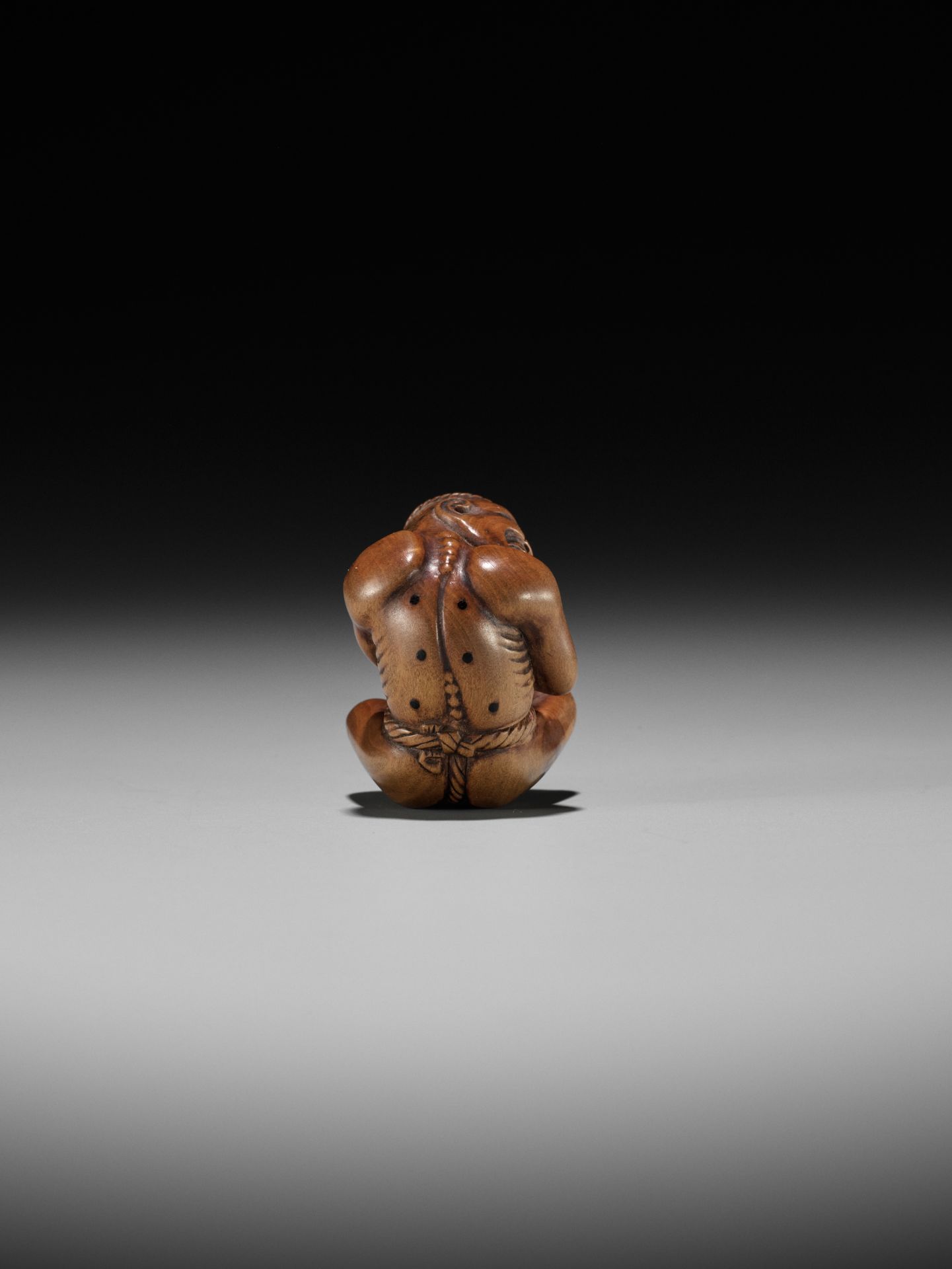 AN AMUSING EDO SCHOOL WOOD NETSUKE OF A MOXA CONTORTIONIST - Image 3 of 15