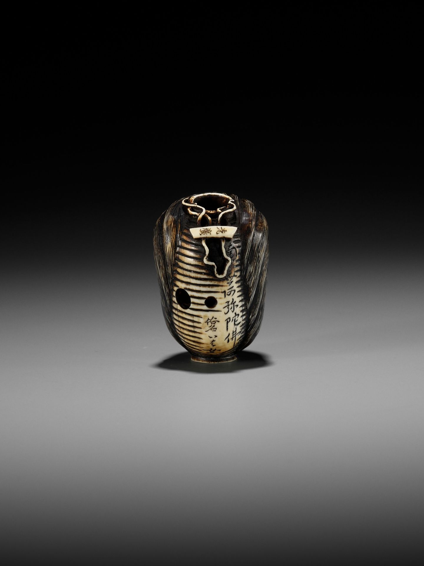 MITSUHIRO: A RARE AND IMPORTANT IVORY NETSUKE OF THE GHOST OF OIWA AS A CHOCHIN (LANTERN) - Bild 3 aus 14