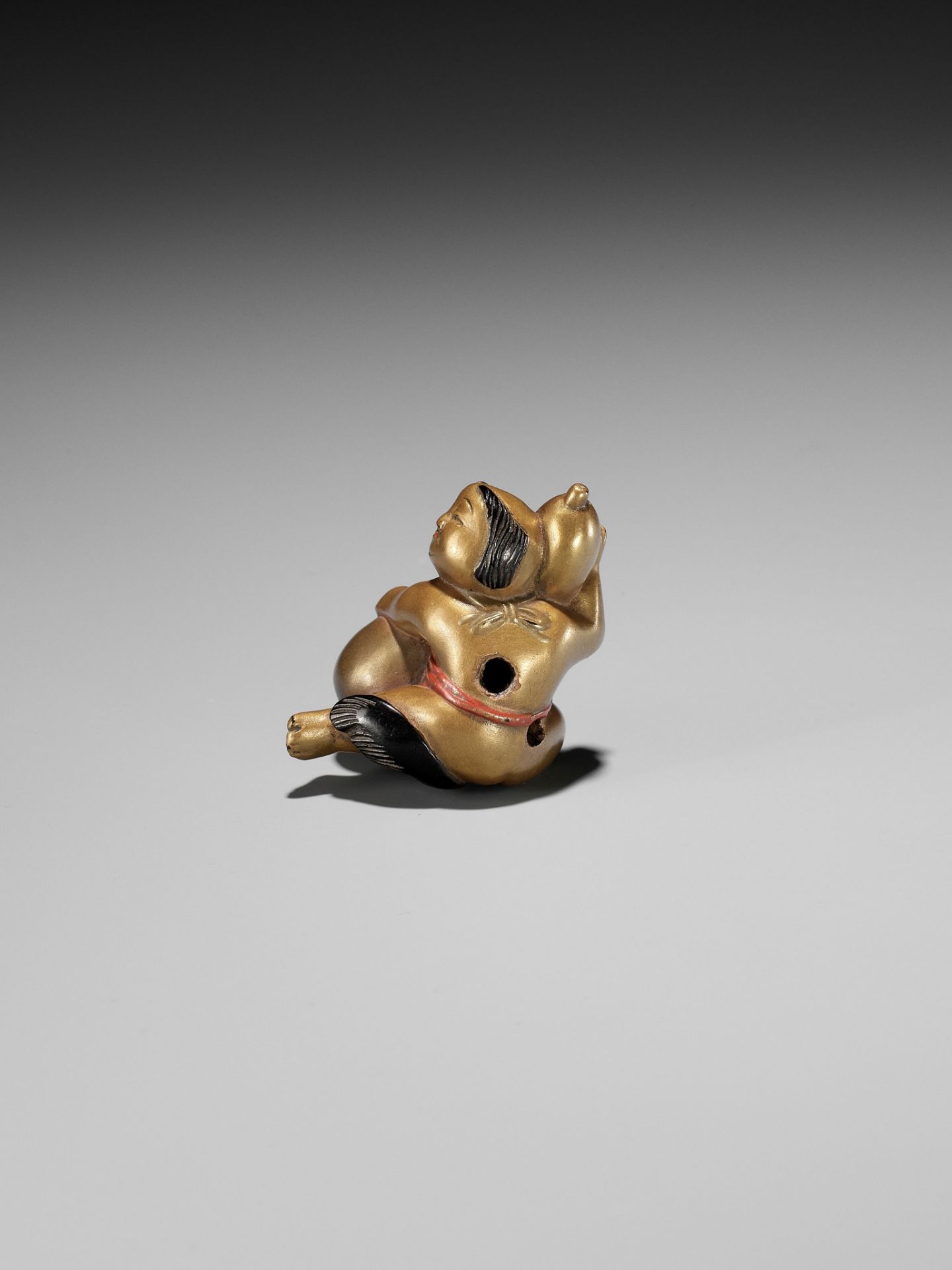 A RARE GOLD LACQUER NETSUKE OF A GOSHO NINGYO DOLL AS KADORI MYOJIN - Image 6 of 10