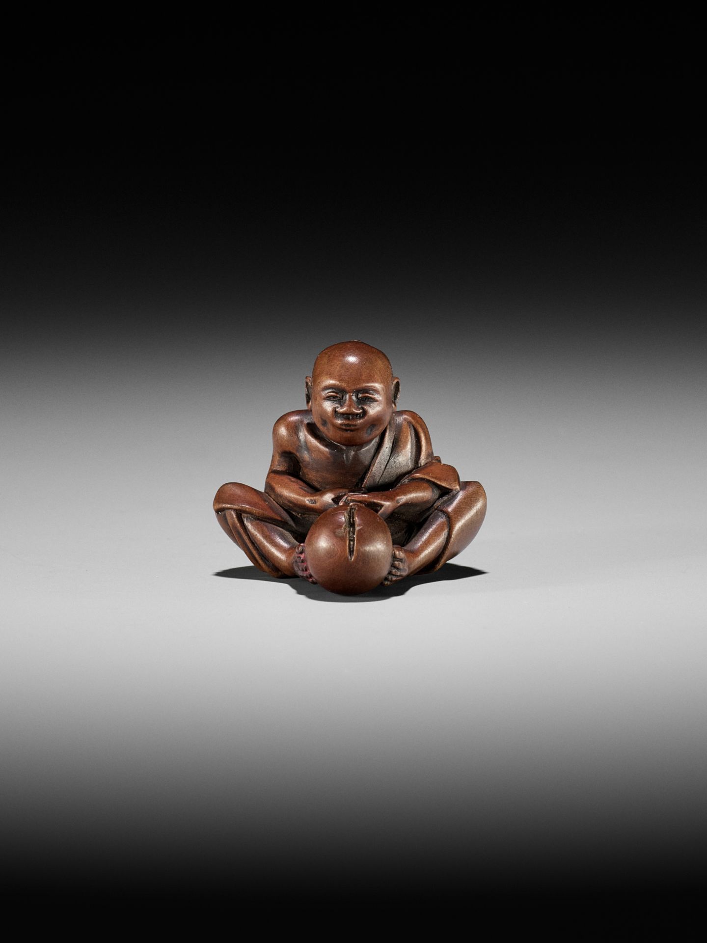 AN AMUSING EDO SCHOOL WOOD SHUNGA NETSUKE OF A MAN CUTTING A HYOTAN - Image 3 of 11