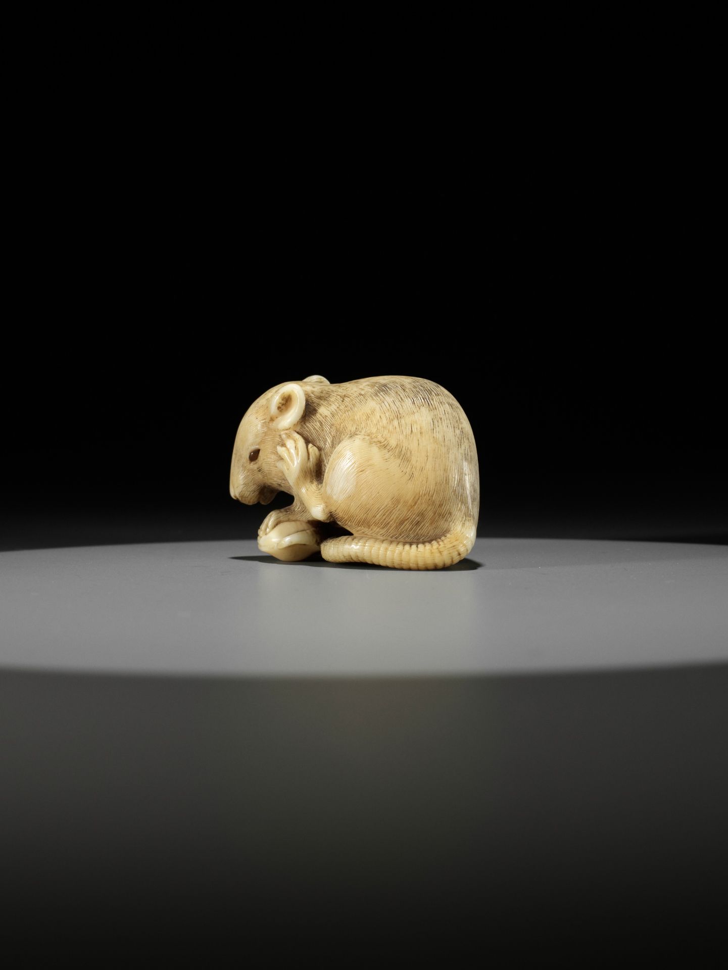 OKATOMO: A SUPERB IVORY NETSUKE OF A RAT WITH EDAMAME BEAN POD - Bild 8 aus 15