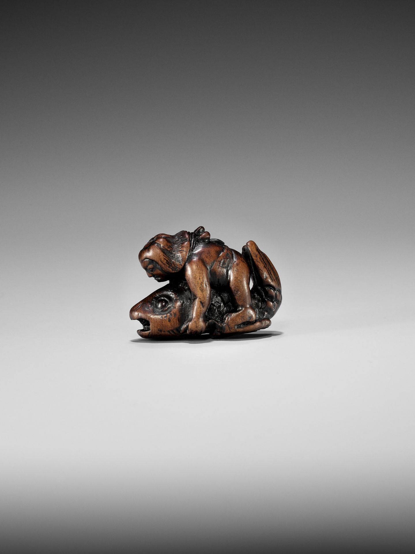 AN EARLY WOOD NETSUKE DEPICTING ONIWAKAMARU BATTLING THE GIANT CARP - Image 2 of 9