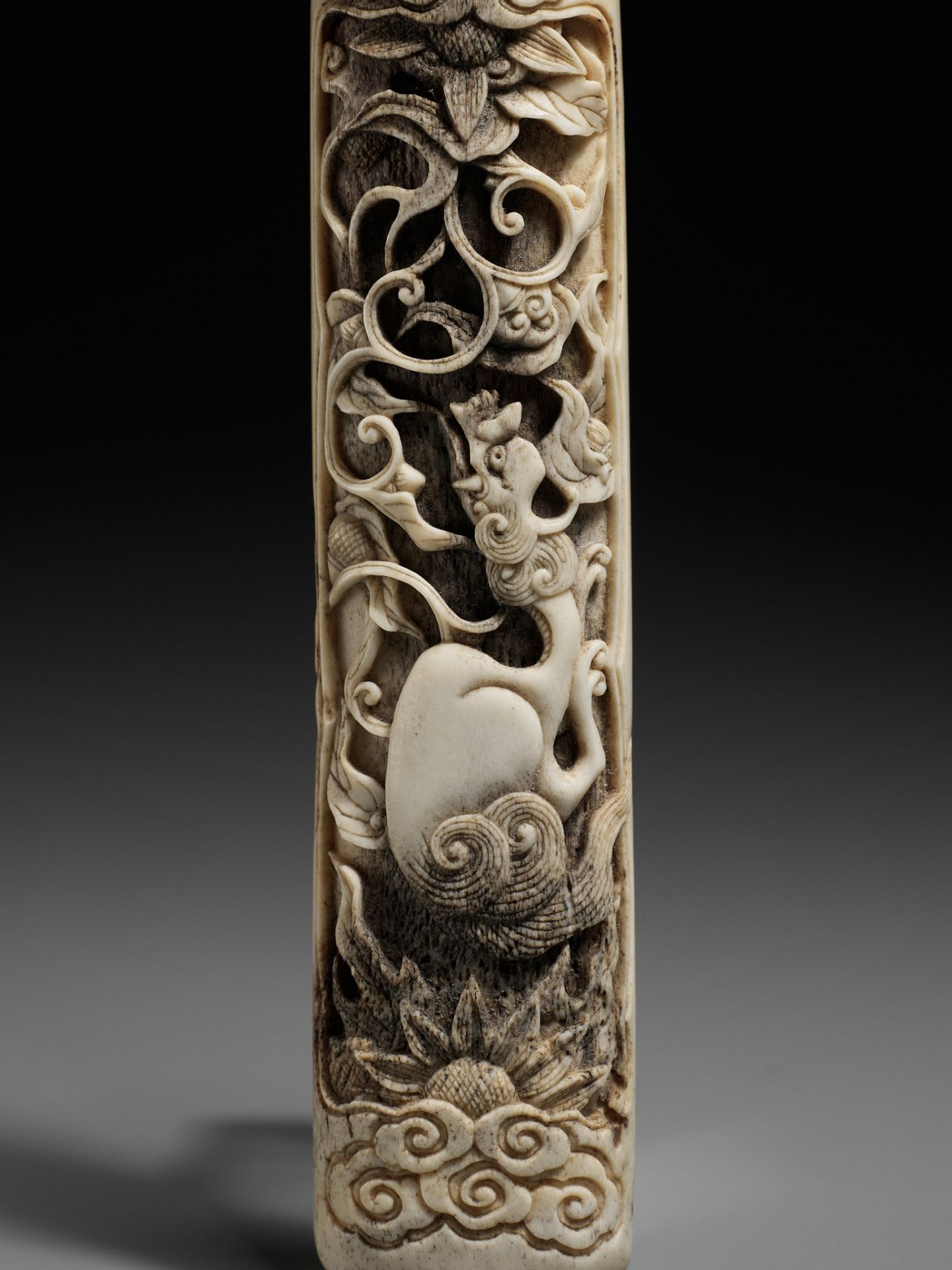 A STAG ANTLER KISERUZUTSU DEPICTING A KIRIN AND SHISHI HEAD, ATTRIBUTED TO OZAKI KOKUSAI - Image 3 of 11