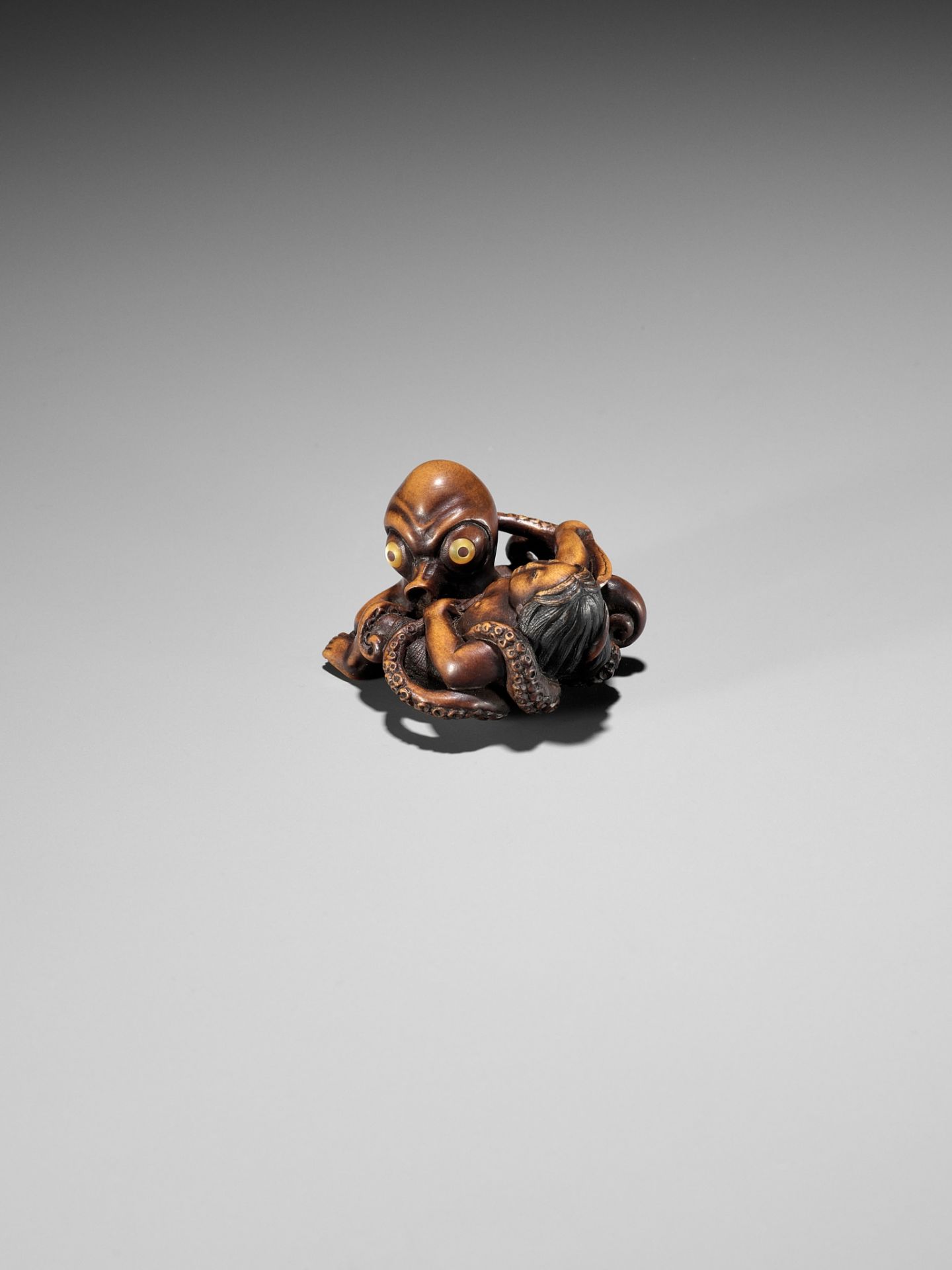 A SUPERB WOOD NETSUKE OF AN AMA STRUGGLING WITH AN OCTOPUS, ATTRIBUTED TO IKKYU - Image 14 of 16
