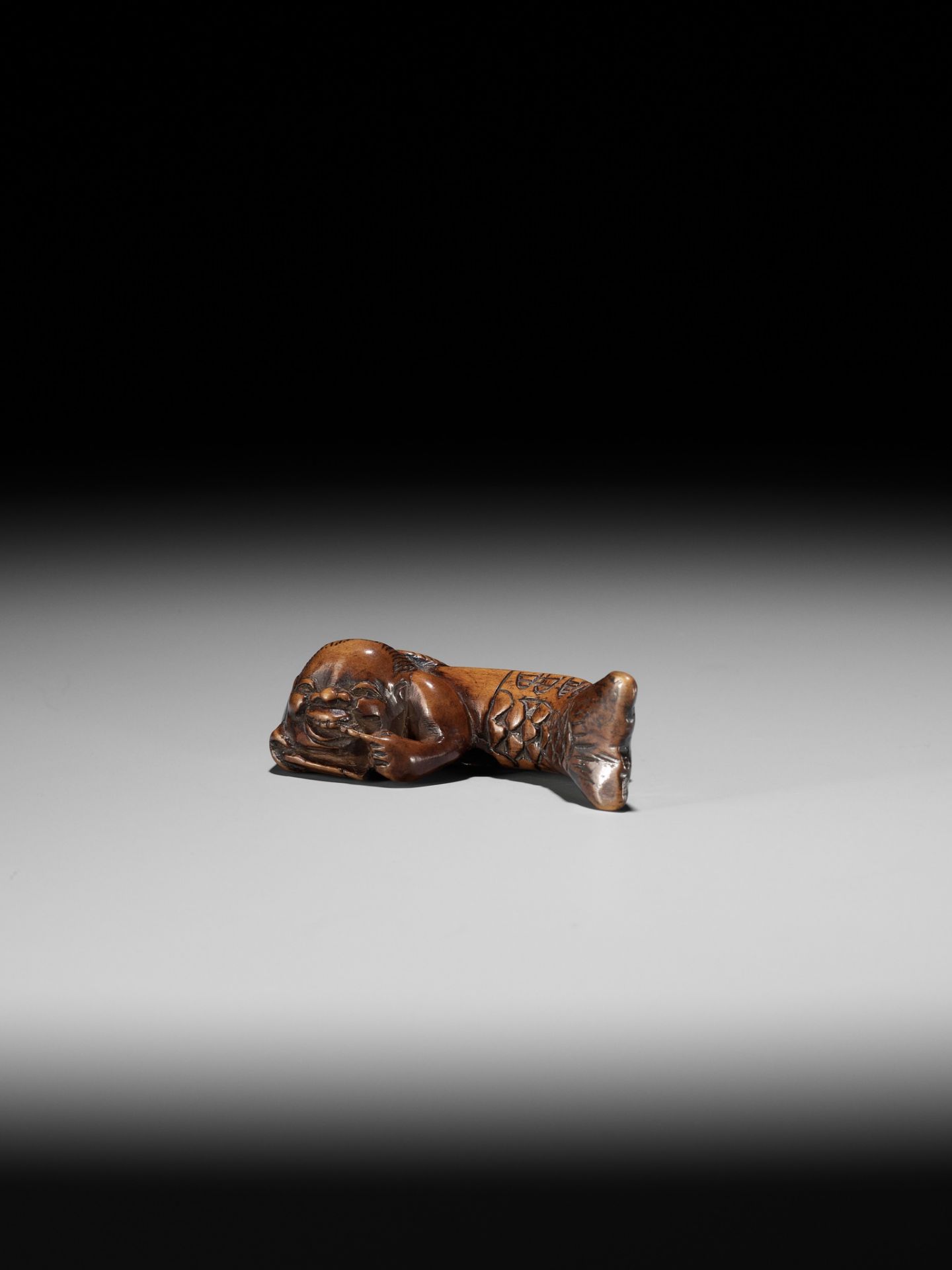 AN EARLY WOOD NETSUKE OF MERMAID (NINGYO) BLACKENING HER TEETH (OHAGURO) - Bild 3 aus 9