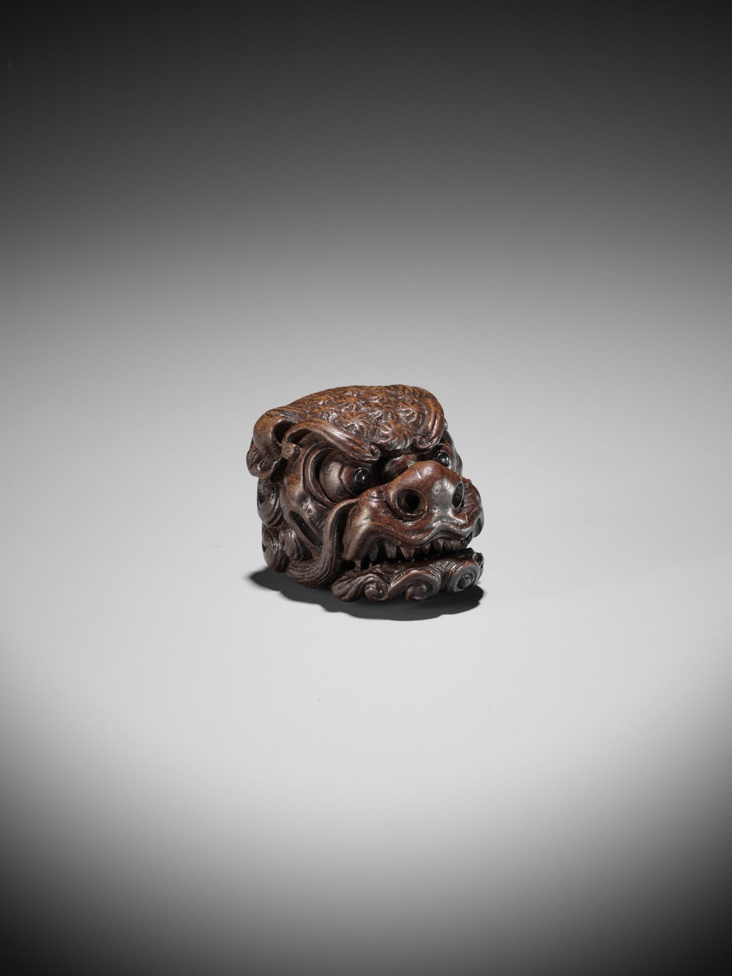 TAMETAKA: A SUPERB WOOD MASK NETSUKE OF A SHISHI - Bild 7 aus 15