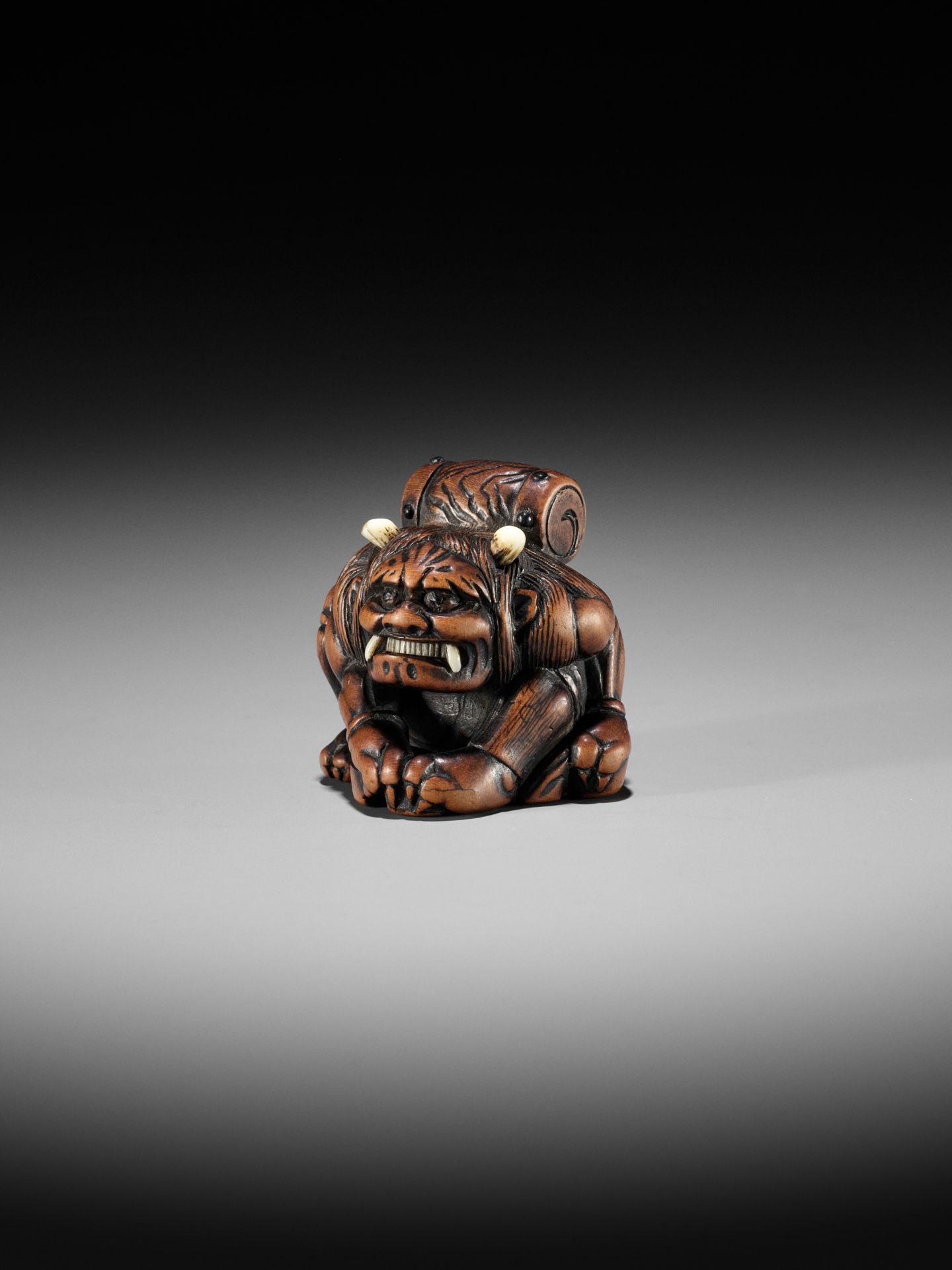 MASASADA: A POWERFUL WOOD NETSUKE OF RAIJIN WITH DRUM - Image 6 of 13