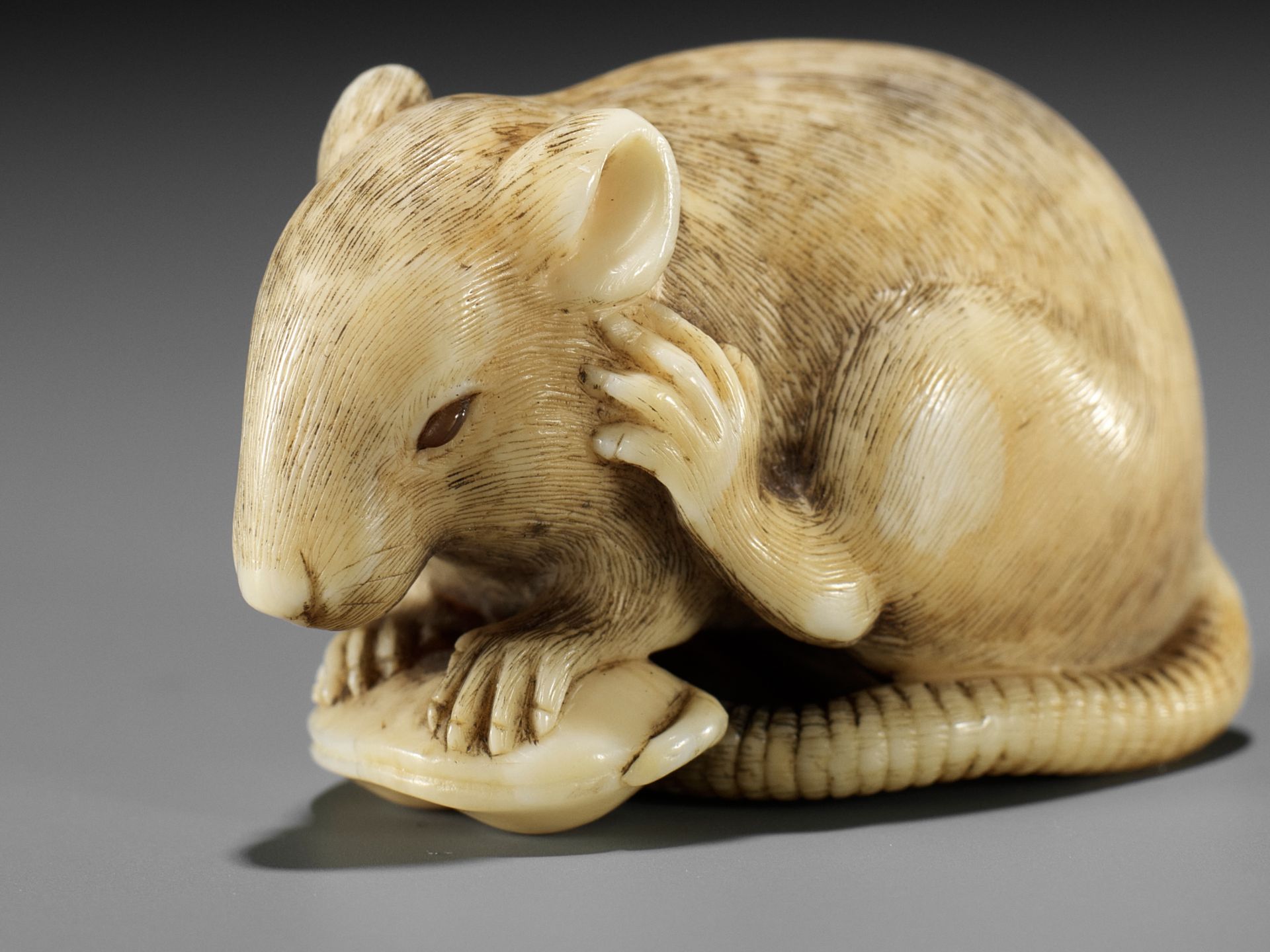 OKATOMO: A SUPERB IVORY NETSUKE OF A RAT WITH EDAMAME BEAN POD - Bild 6 aus 15