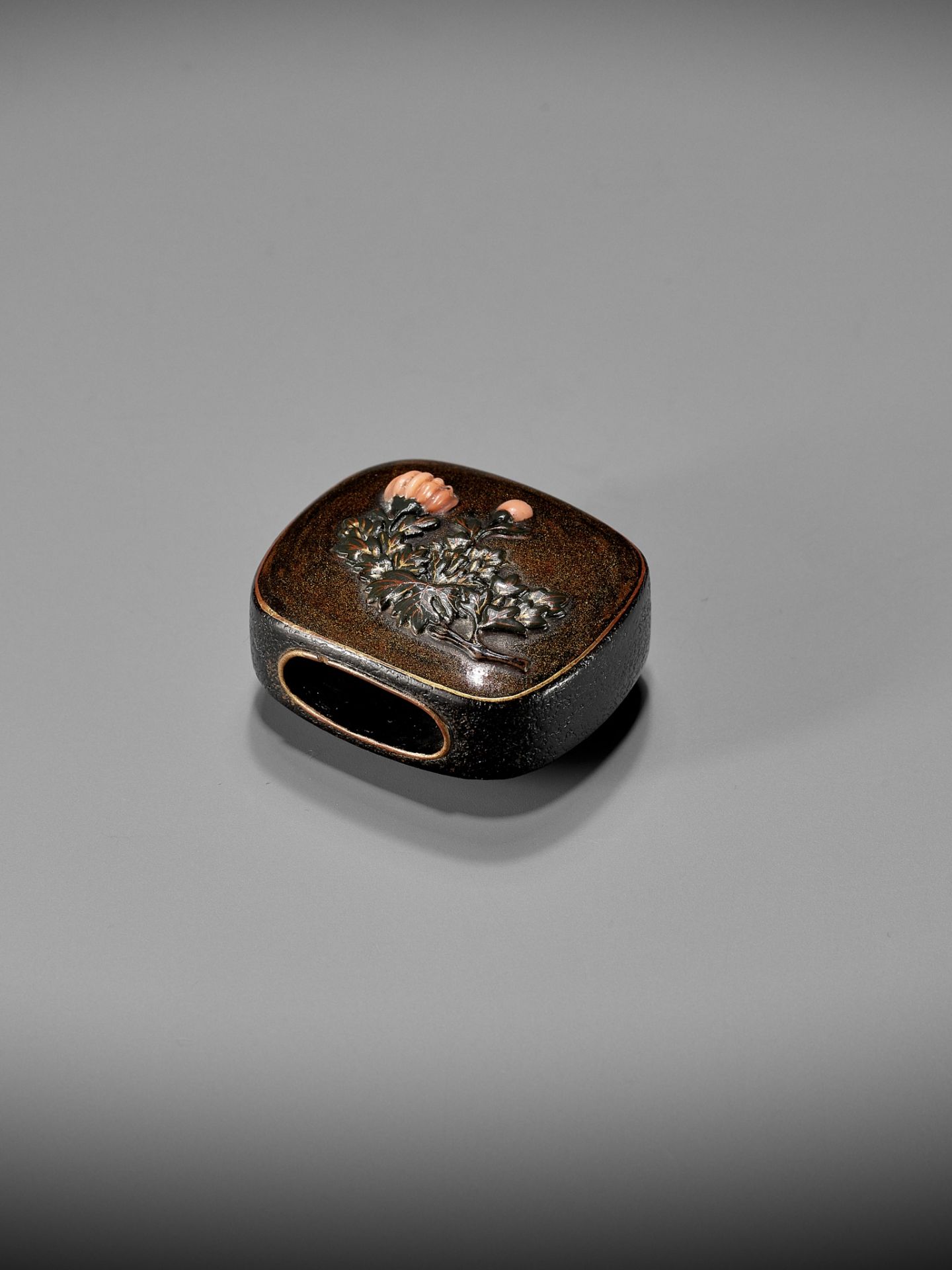 A RARE AND UNUSUAL LACQUER NETSUKE WITH FLORAL DESIGN - Image 3 of 10