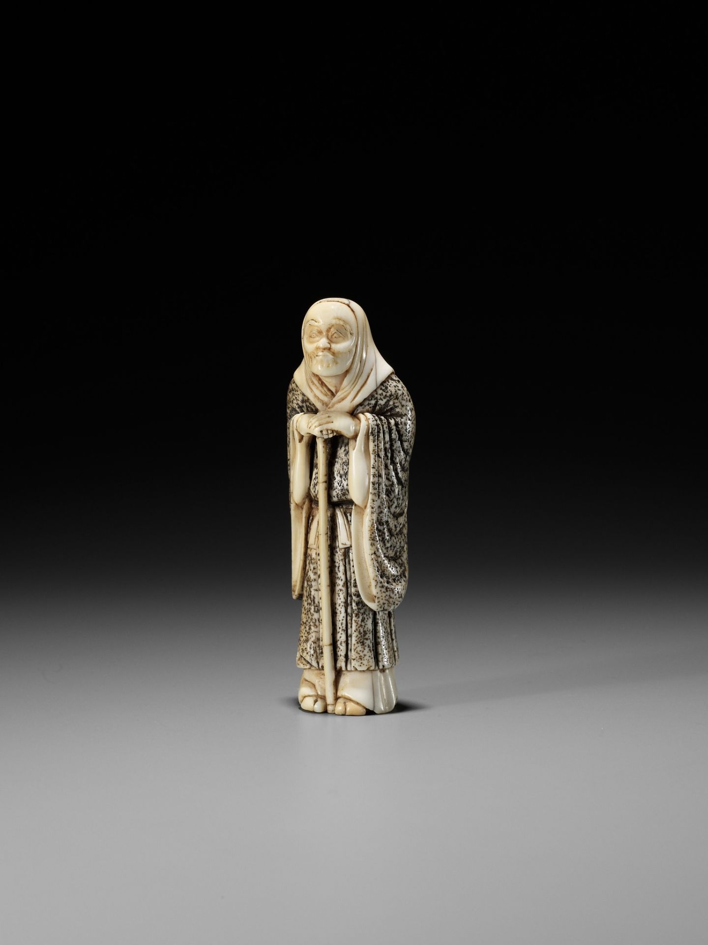 A RARE IVORY NETSUKE OF AN ACTOR IN THE ROLE OF THE FOX PRIEST (HAKUZOSU) - Image 3 of 13