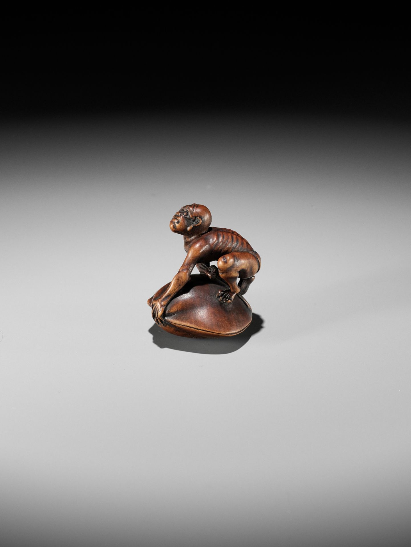 GYOKUZAN: A MASTERFUL MINIATURE WOOD NETSUKE OF A BLINDMAN BEING TRAPPED BY A CLAM - Image 7 of 12