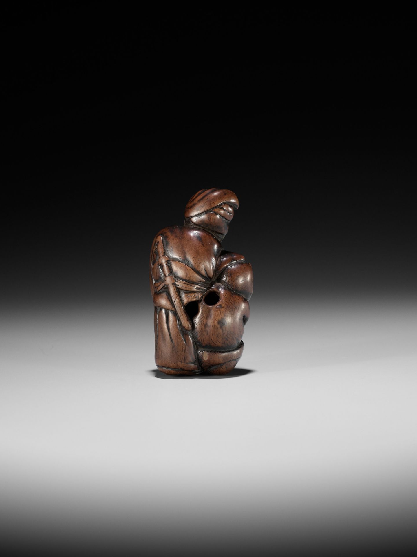 A SUPERB WOOD NETSUKE OF SHOKI AND ONI - Bild 3 aus 12