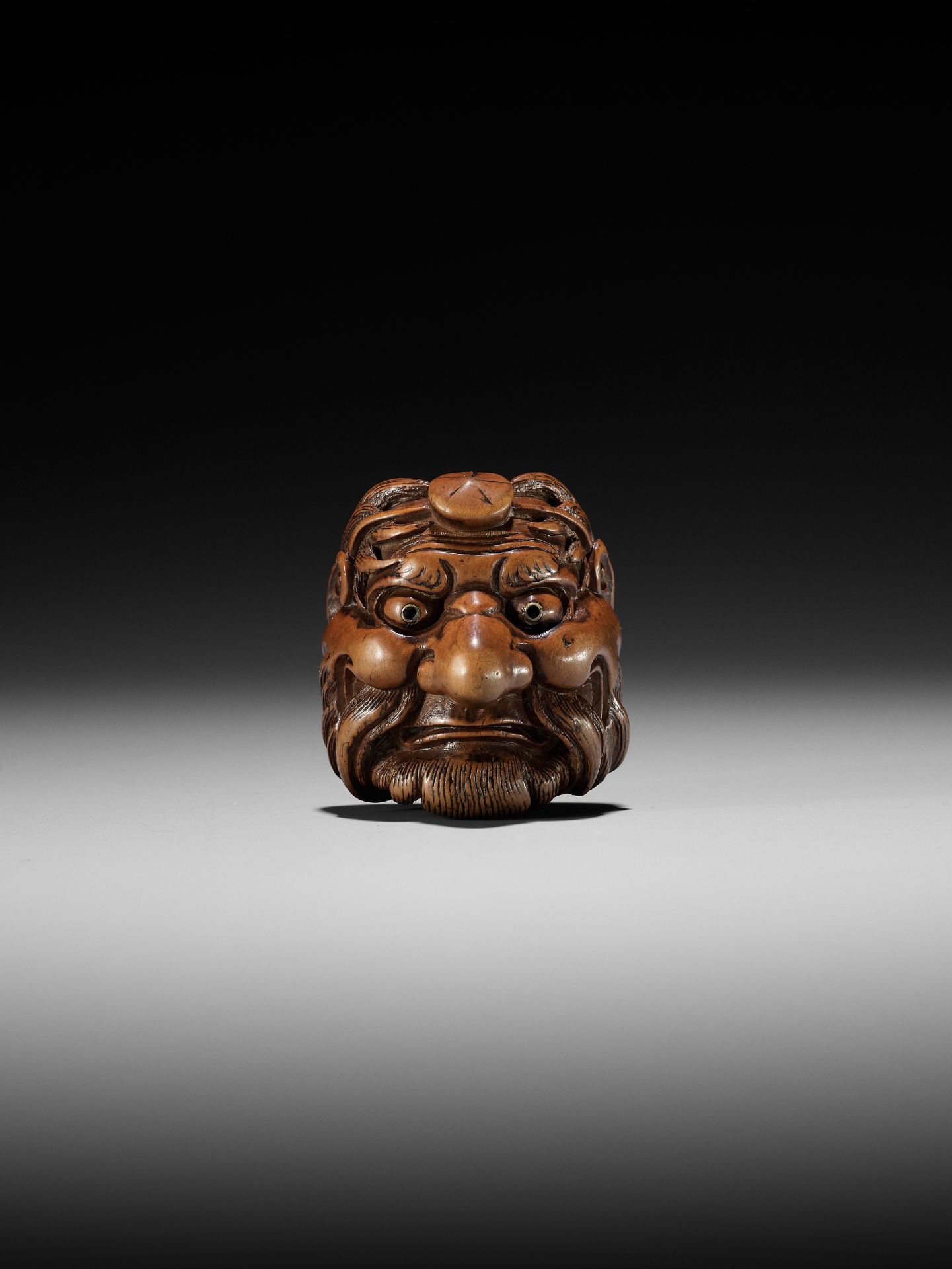 HIDARI ISSAN: A RARE WOOD MASK NETSUKE OF SOJOBO, THE TENGU KING OF MOUNT KURAMA - Bild 3 aus 10