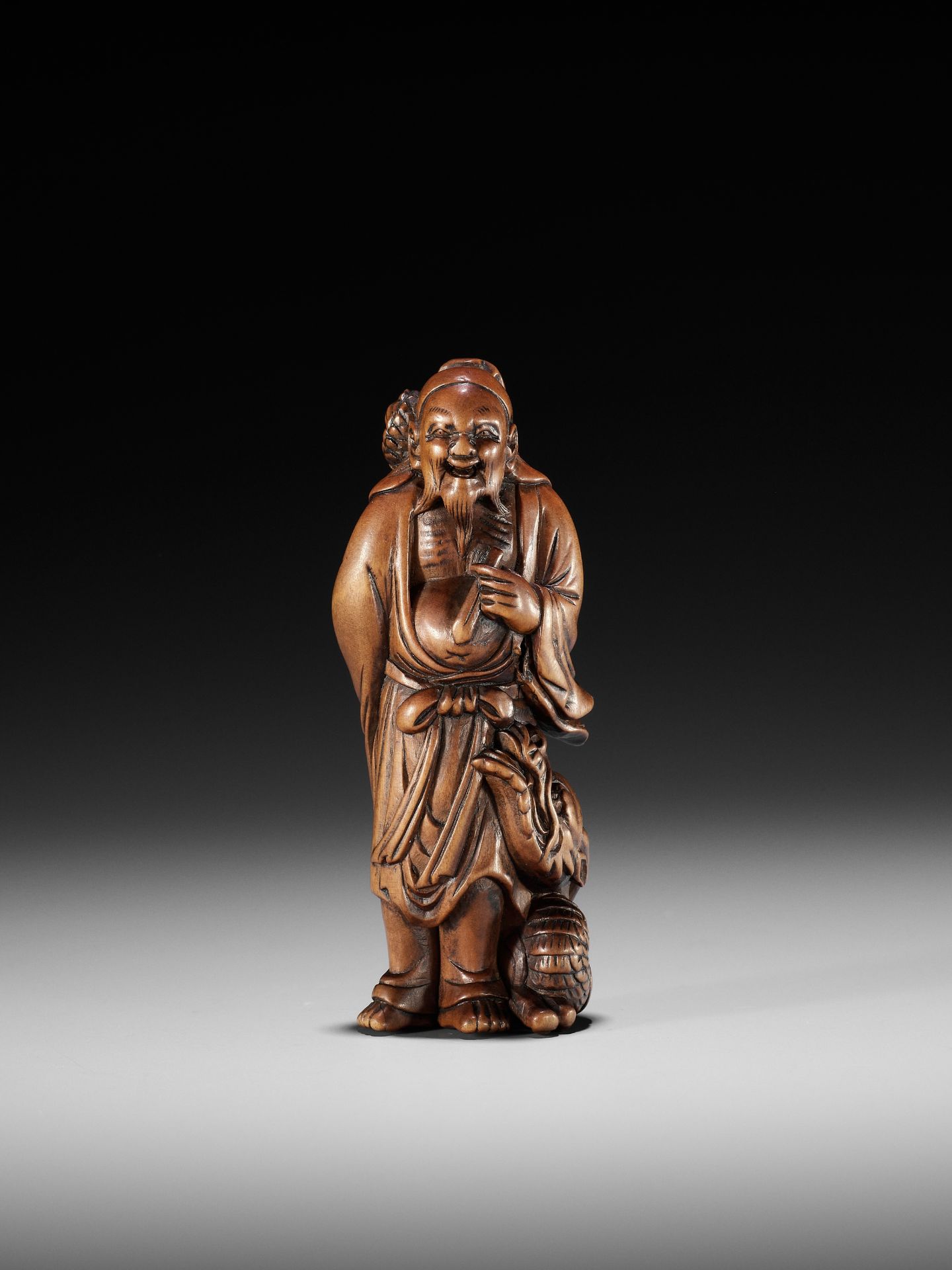 AN EXCEPTIONAL AND RARE WOOD NETSUKE OF RYO TOHIN TAUNTING A DRAGON - Image 6 of 16