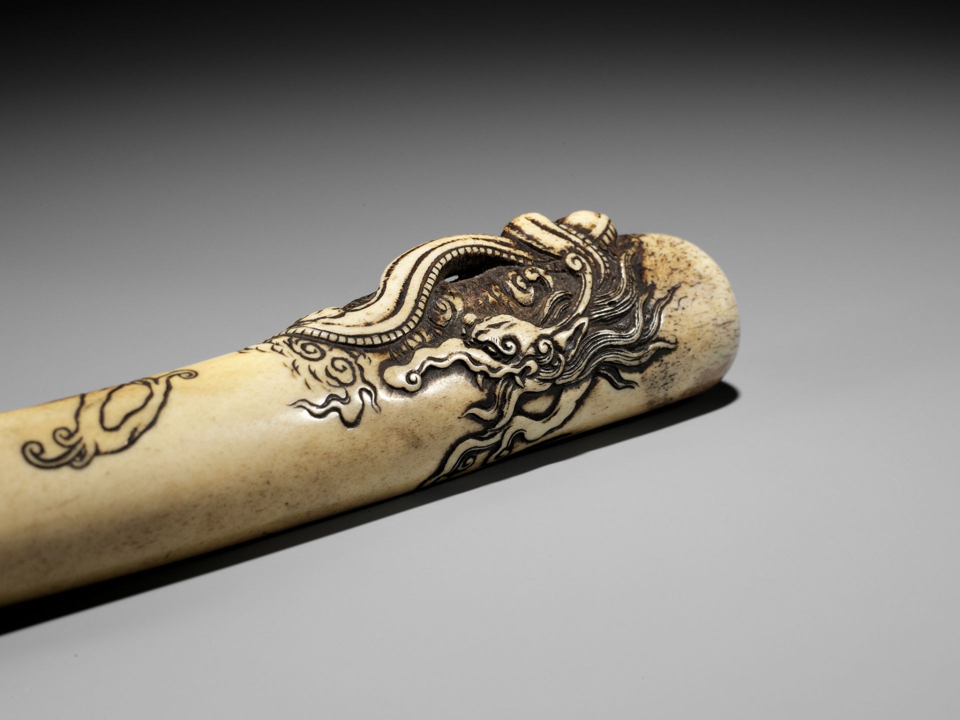 A POWERFUL STAG ANTLER KISERUZUTSU DEPICTING A RAIN DRAGON - Image 2 of 9