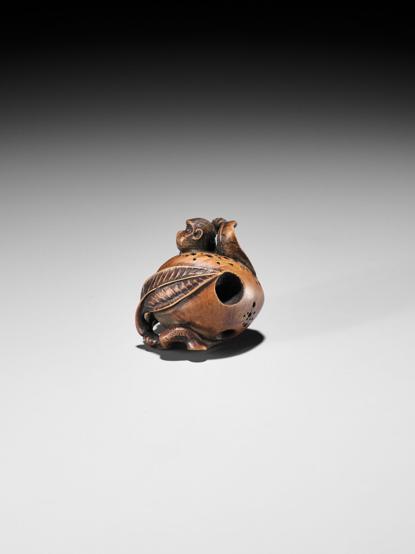 TOYOSHIMA: A FINE WOOD NETSUKE OF A MONKEY EMERGING FROM A PEACH - Bild 7 aus 13