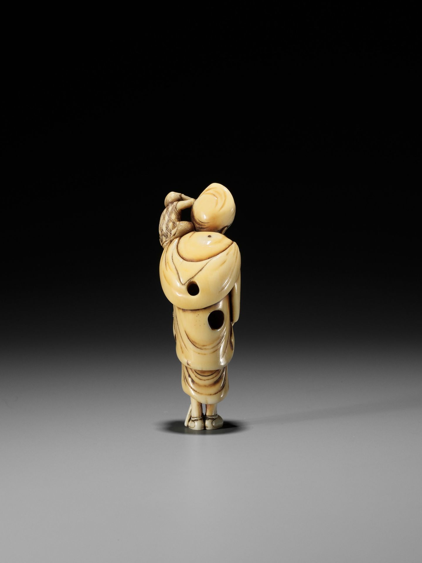 A SUPERB IVORY NETSUKE OF A SARUMAWASHI, ATTRIBUTED TO GECHU - Bild 3 aus 10