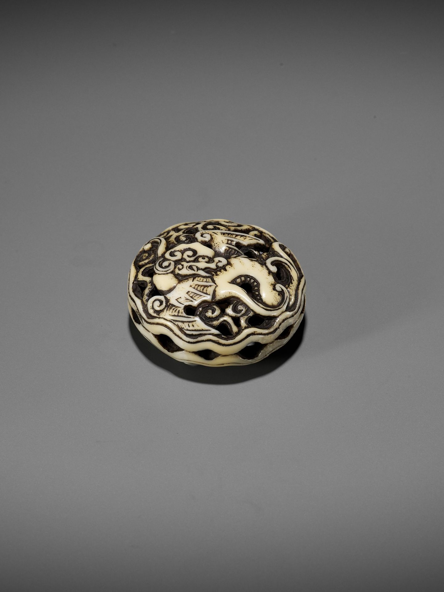 A WALRUS IVORY RYUSA MANJU NETSUKE OF A WINGED DRAGON - Image 6 of 11