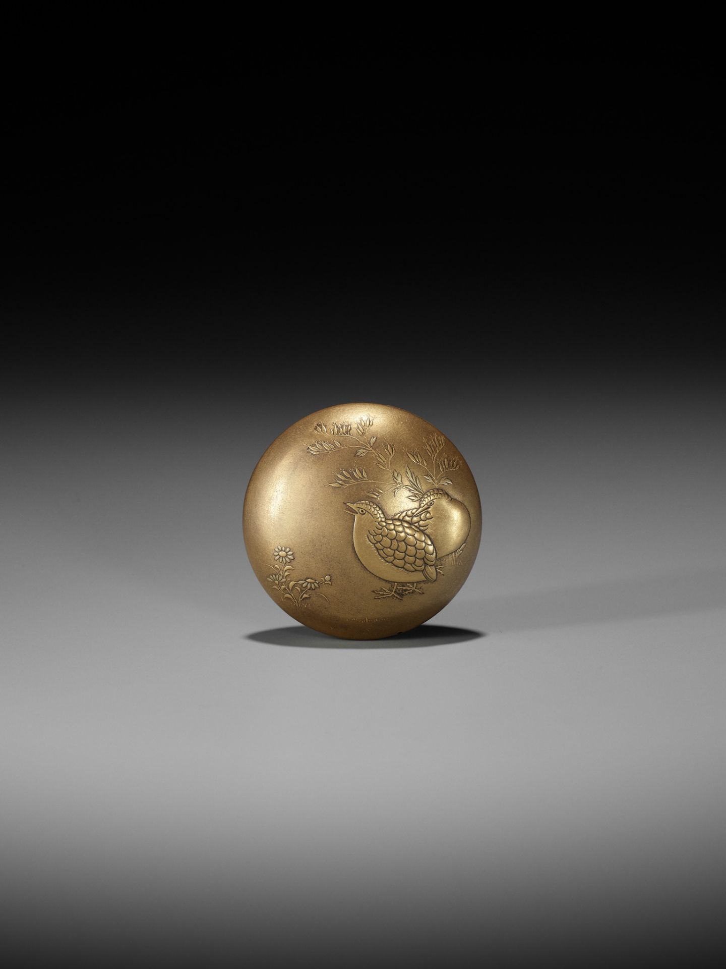 HOGETSU: A RARE GOLD LACQUER MANJU NETSUKE WITH QUAILS AND AUTUMN GRASSES - Image 8 of 10