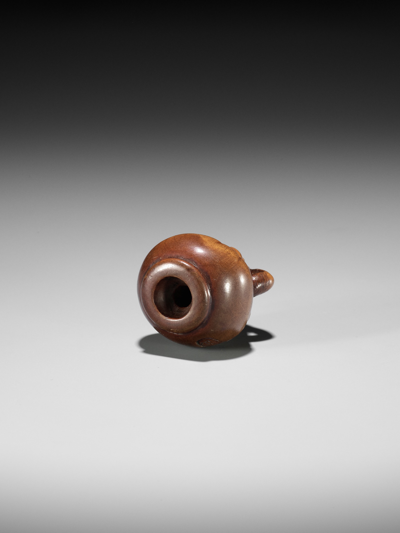 HIDARI ISSAN: A CHARMING WOOD NETSUKE OF A DARUMA DOLL - Image 9 of 10