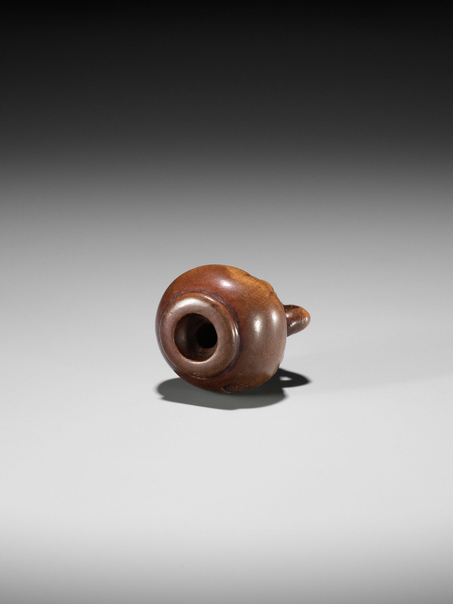 HIDARI ISSAN: A CHARMING WOOD NETSUKE OF A DARUMA DOLL - Image 9 of 10