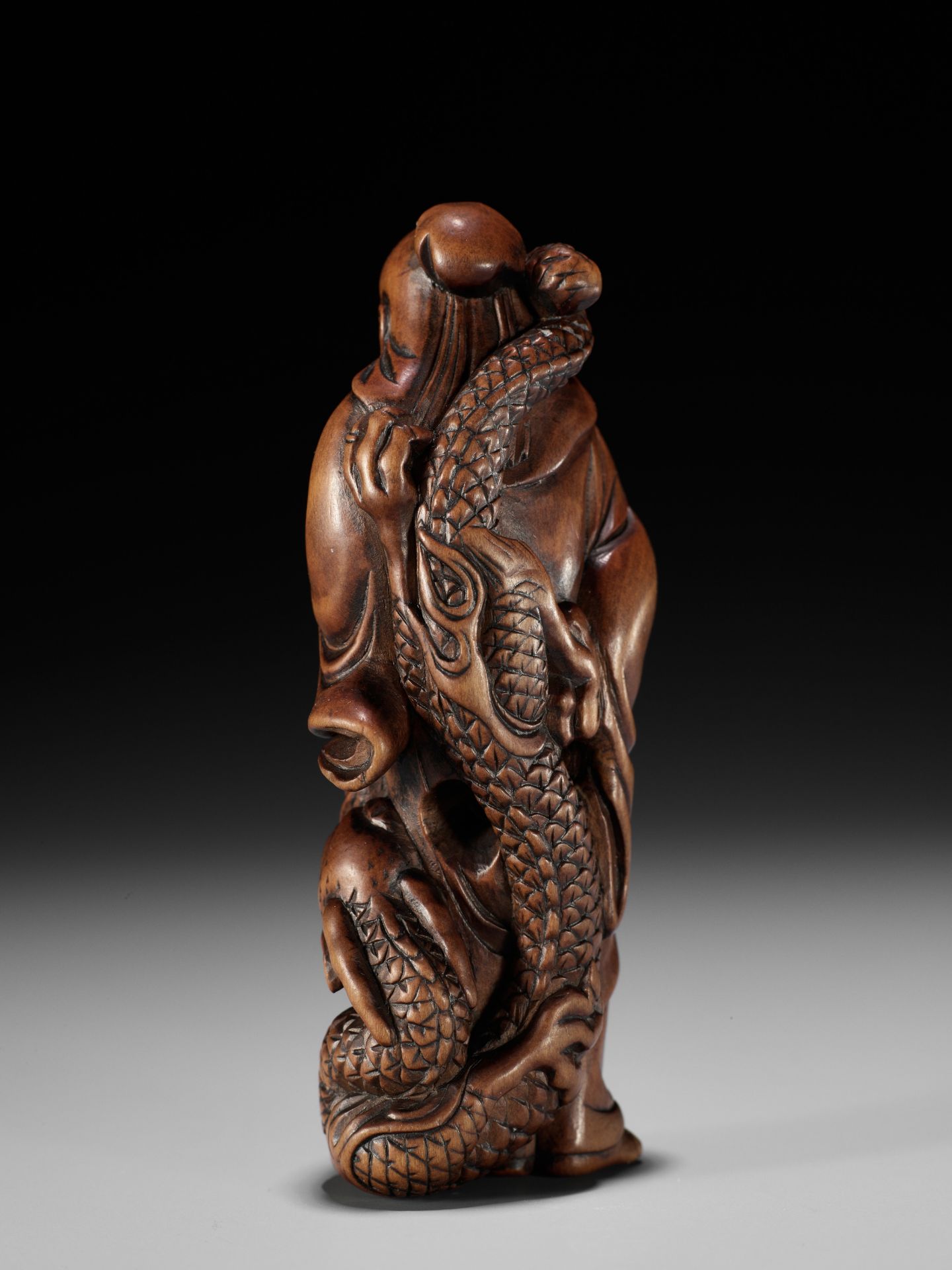 AN EXCEPTIONAL AND RARE WOOD NETSUKE OF RYO TOHIN TAUNTING A DRAGON - Bild 16 aus 16