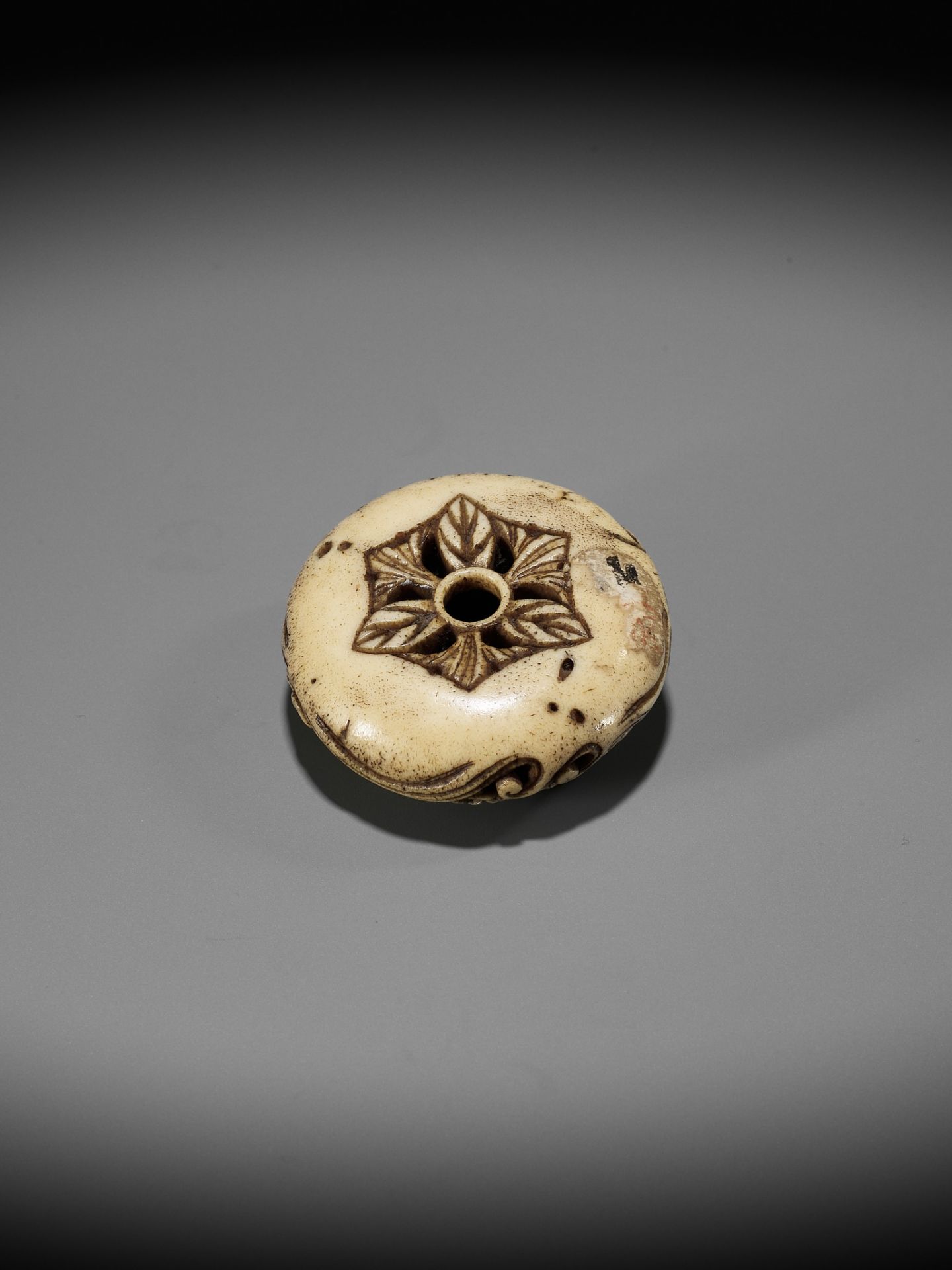 A STAG ANTLER AND SHIBUICHI KAGAMIBUTA NETSUKE DEPICTING A GOOSE IN FLIGHT - Image 10 of 10