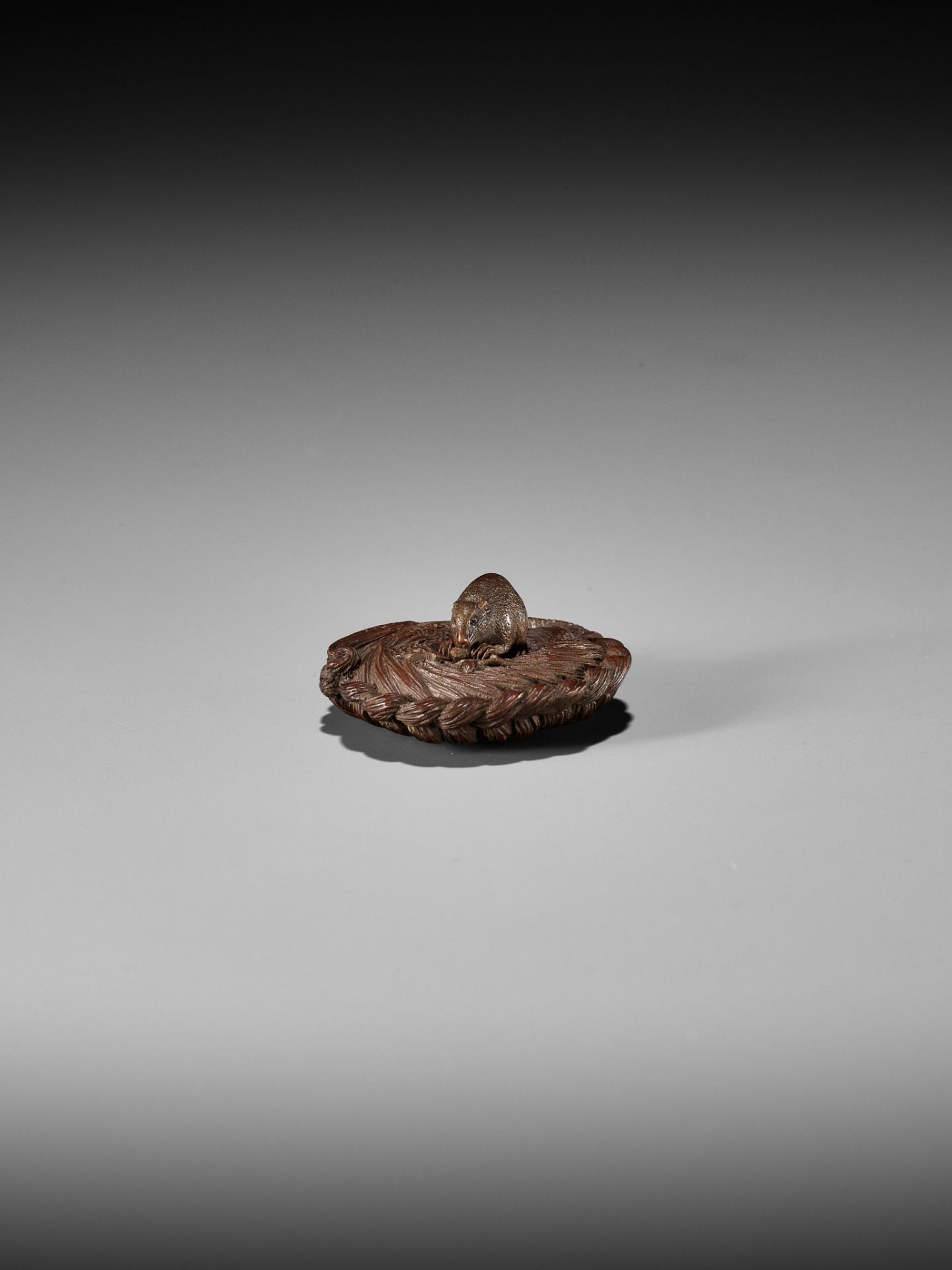 MORITA SOKO: A SUPERB SMALL WOOD NETSUKE OF A RAT ON A STRAW RICE BALE - Image 15 of 17