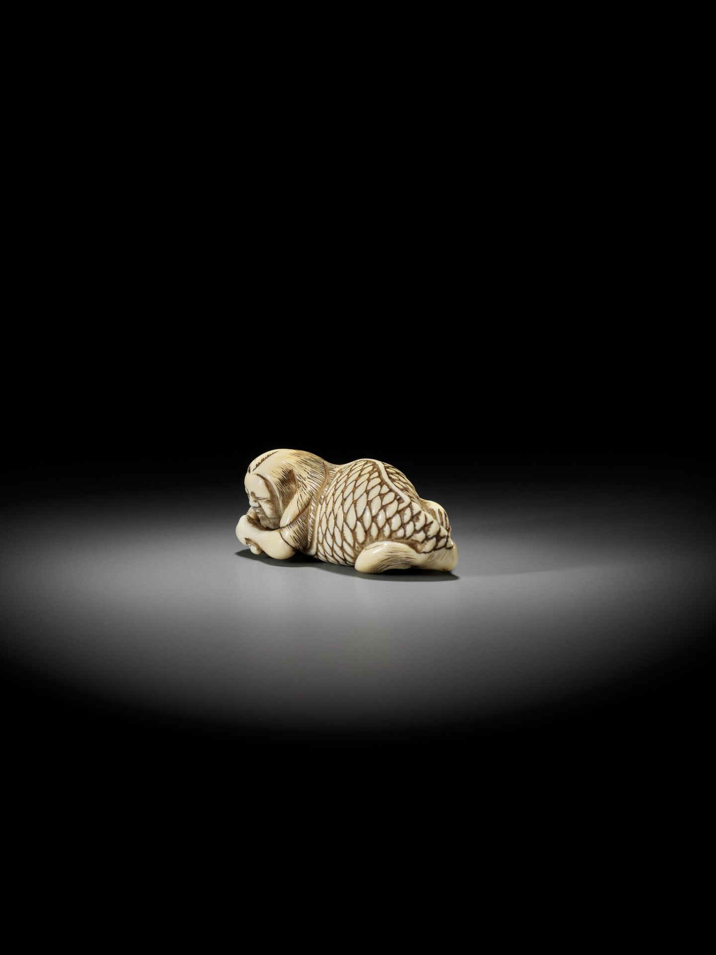 A VERY RARE IVORY NETSUKE OF A MERMAN - Image 7 of 12