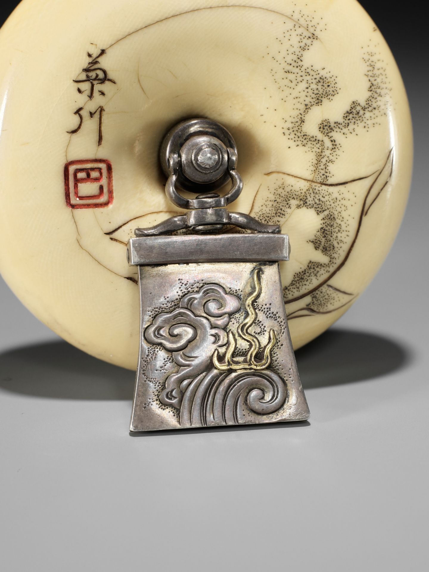 KIKUGAWA: A LARGE IVORY MANJU NETSUKE WITH OTSU-E MOTIF - Image 12 of 13