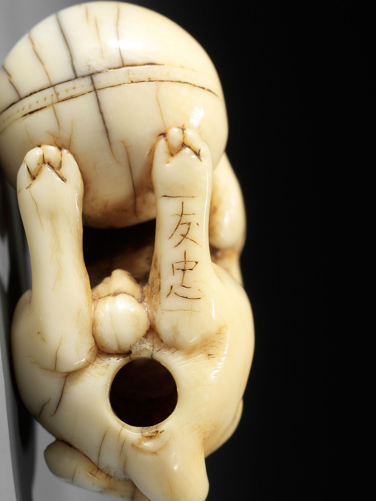 TOMOTADA: AN IVORY NETSUKE OF A DOG WITH BALL - Bild 11 aus 12