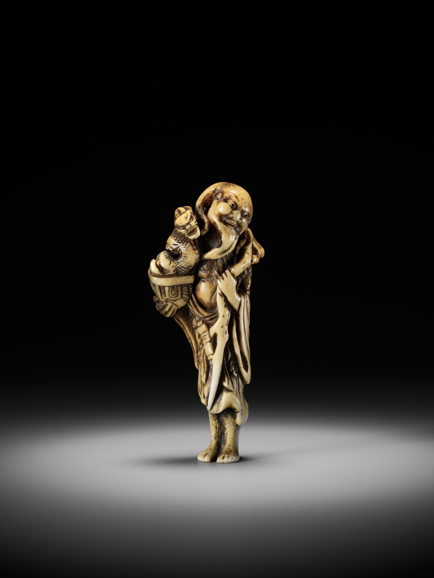 A POWERFUL TALL STAG ANTLER NETSUKE OF CHINNAN SENNIN, ATTRIBUTED TO TOMOHISA - Bild 5 aus 9