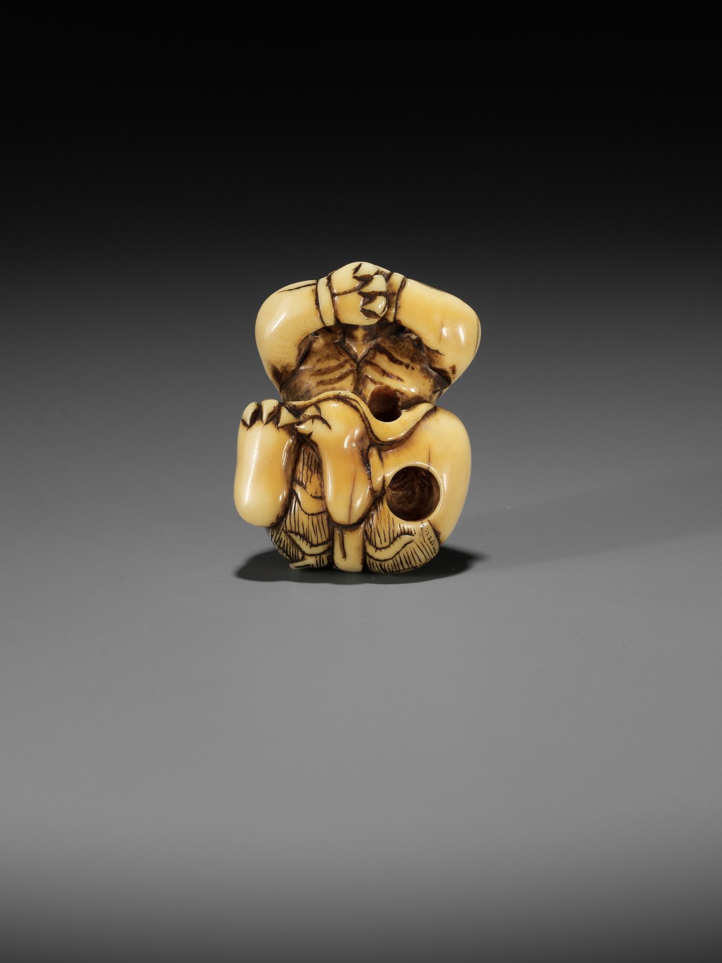 A RARE IVORY NETSUKE OF SHIRO - Image 2 of 11