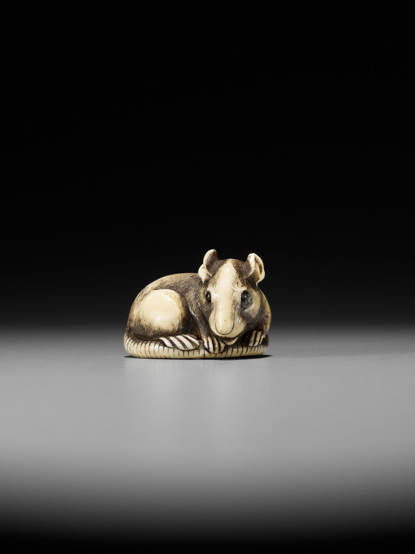 A GOOD KYOTO SCHOOL IVORY NETSUKE OF A RAT - Bild 3 aus 12