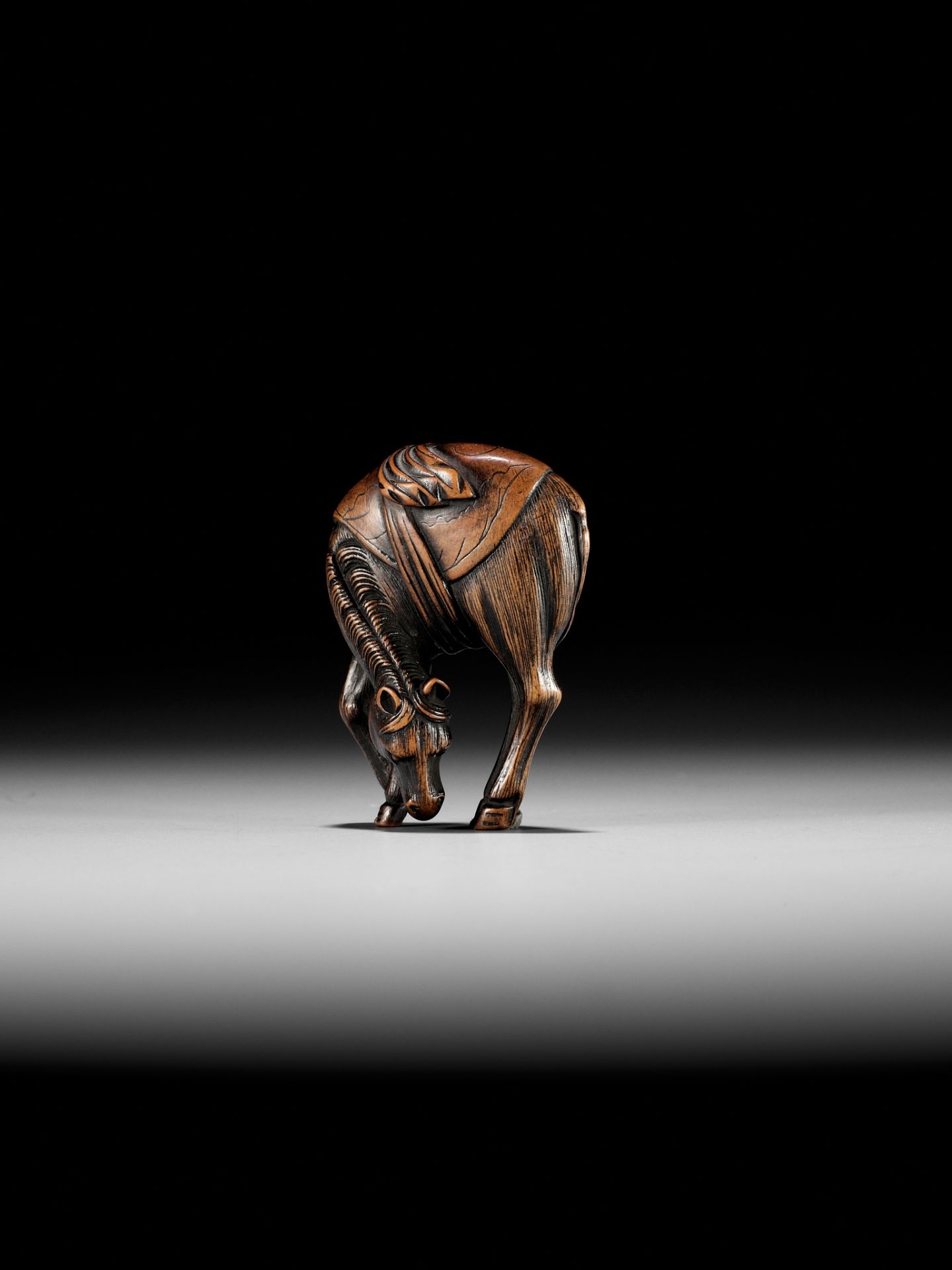 A FINE WOOD NETSUKE OF A GRAZING HORSE - Bild 5 aus 8