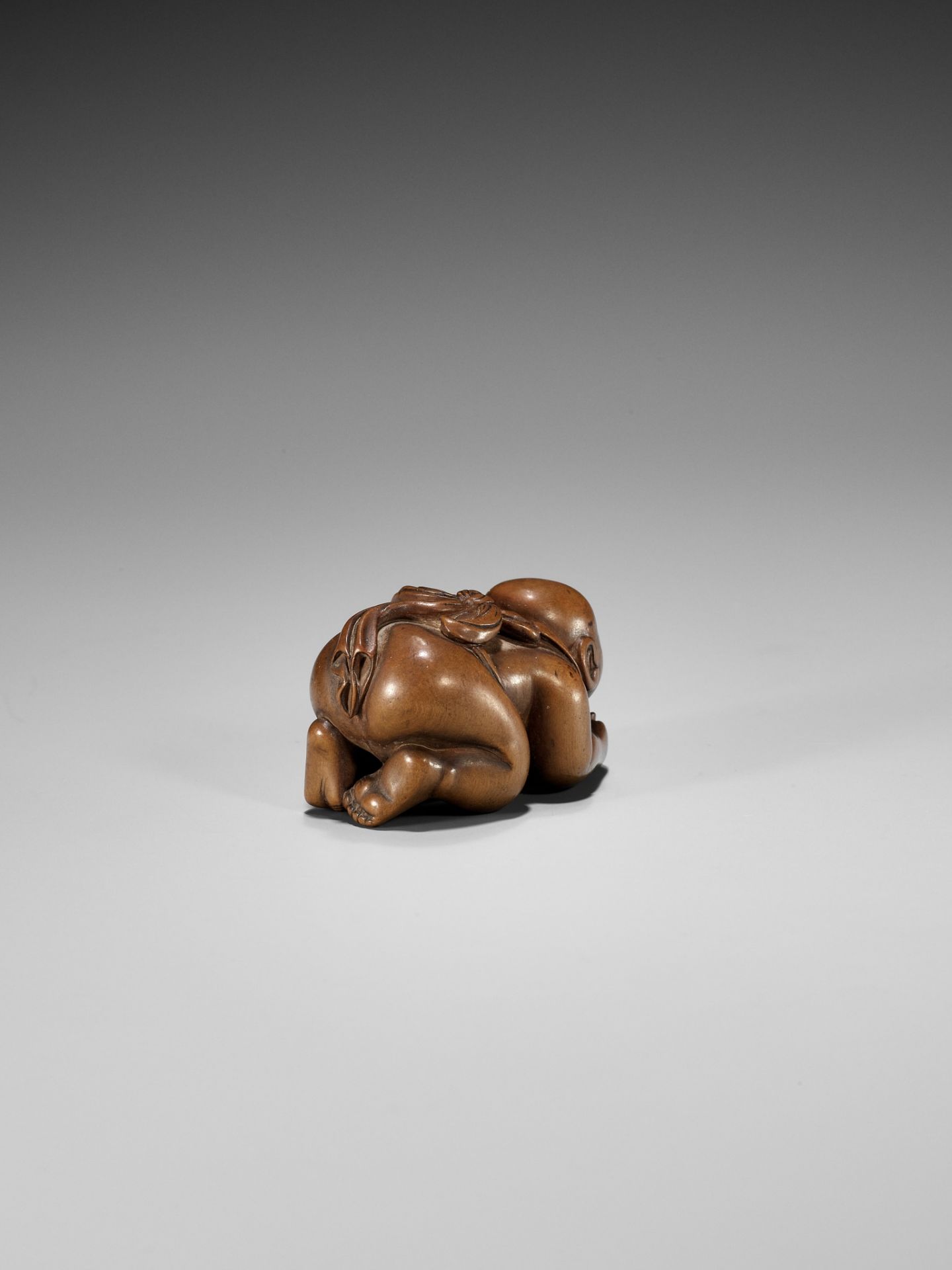 CHIKUUNSAI: A WOOD NETSUKE OF A BABY BOY EATING MOCHI - Image 8 of 12