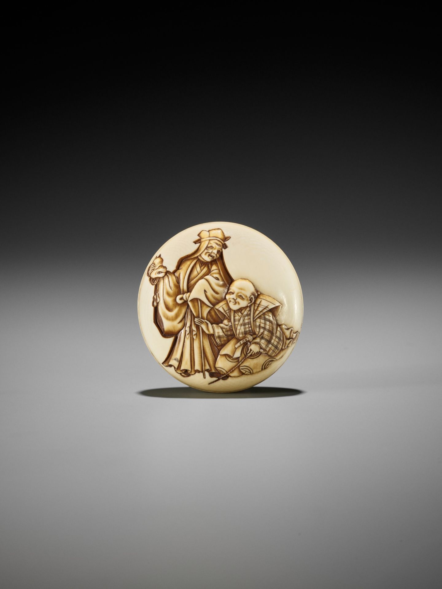 JUGYOKU: A FINE IVORY MANJU NETSUKE DEPICTING A SCENE FROM THE KYOGEN PLAY TSURIGITSUNE - Image 7 of 10