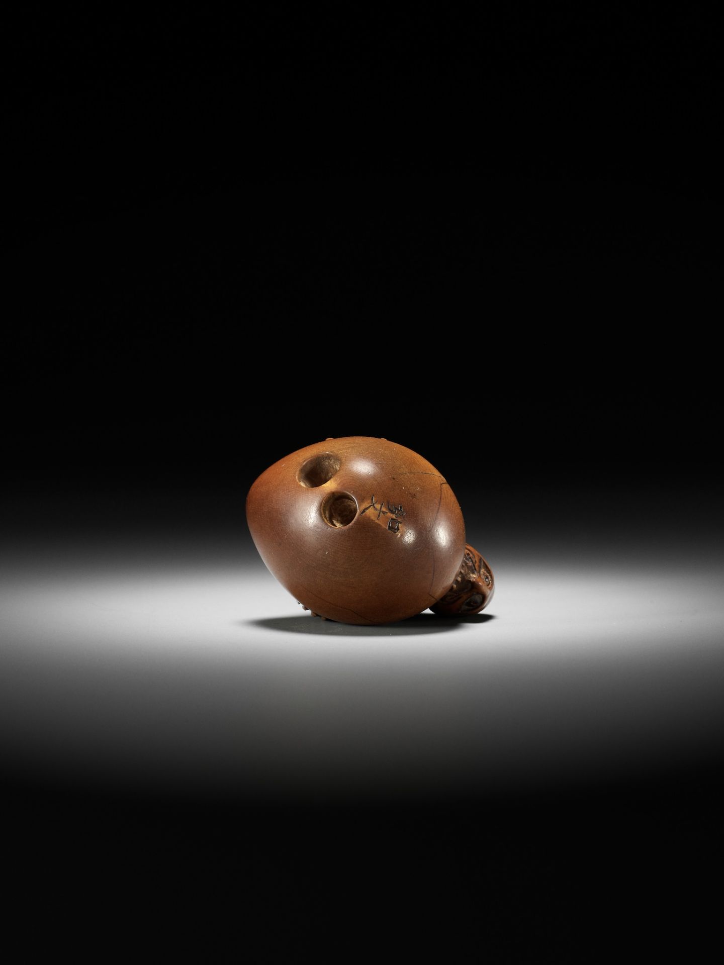 JOBUN: A SUPERB WOOD NETSUKE OF A HATCHING TENGU (TENGU NO TOMAGO) - Bild 17 aus 19