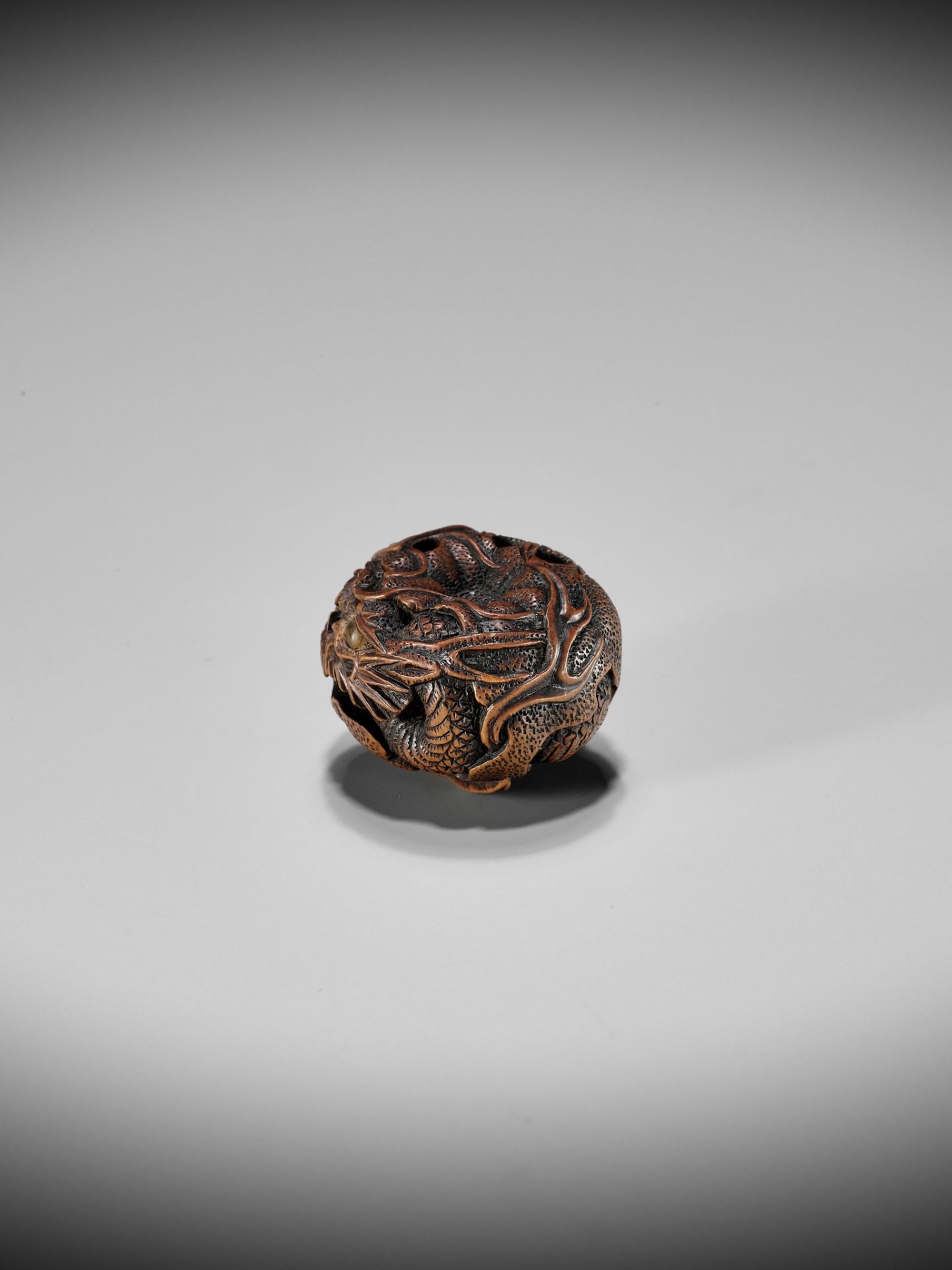 TOYOMASA: A FINE WOOD NETSUKE OF A DRAGON IN A MIKAN - Bild 7 aus 11