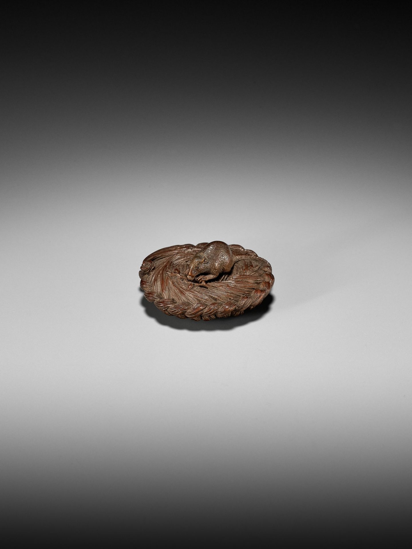 MORITA SOKO: A SUPERB SMALL WOOD NETSUKE OF A RAT ON A STRAW RICE BALE - Image 2 of 17